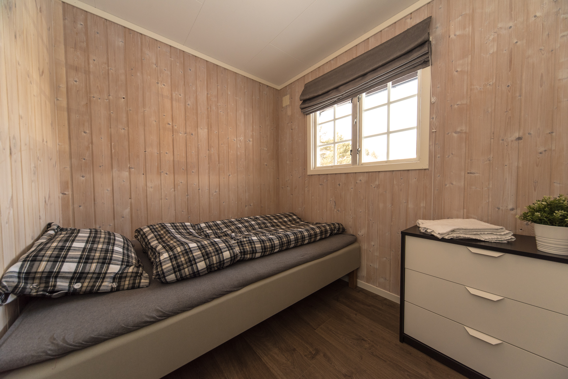 Bedroom with 120 cm wide bed