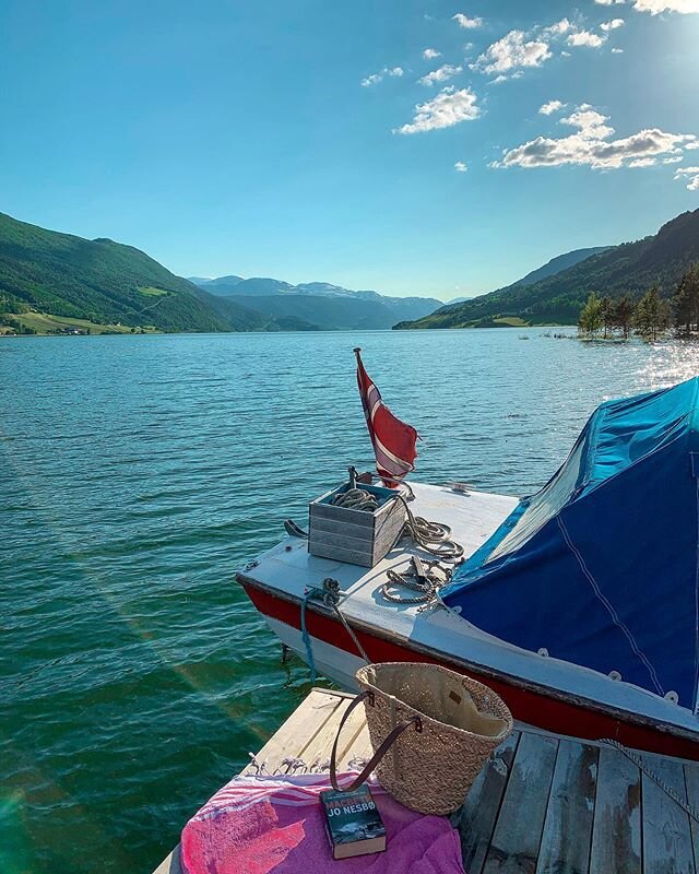 Sommeren har kommet til V&aring;g&aring;🌺👙🇳🇴 Som gjest hos oss bor du rett ved brygga og kan ta et friskt morgenbad, kveldsbad eller #jatakkbeggedeler i V&aring;g&aring;vatnet💙✨