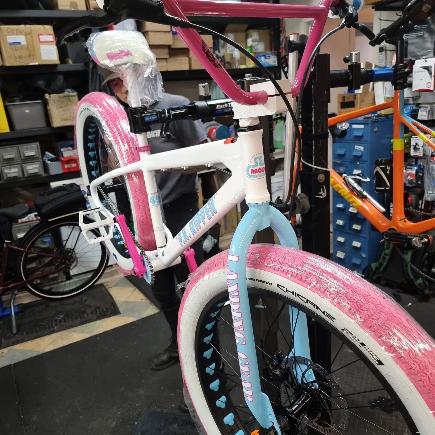 Another SE Bikes Fat Ripper South Beach White getting built up $1749. If you're chasing an SE hit us up lots instock. #sebikesatwhitesbikes #sebikes @sebikesaus @sebikes #sebikesfatripper