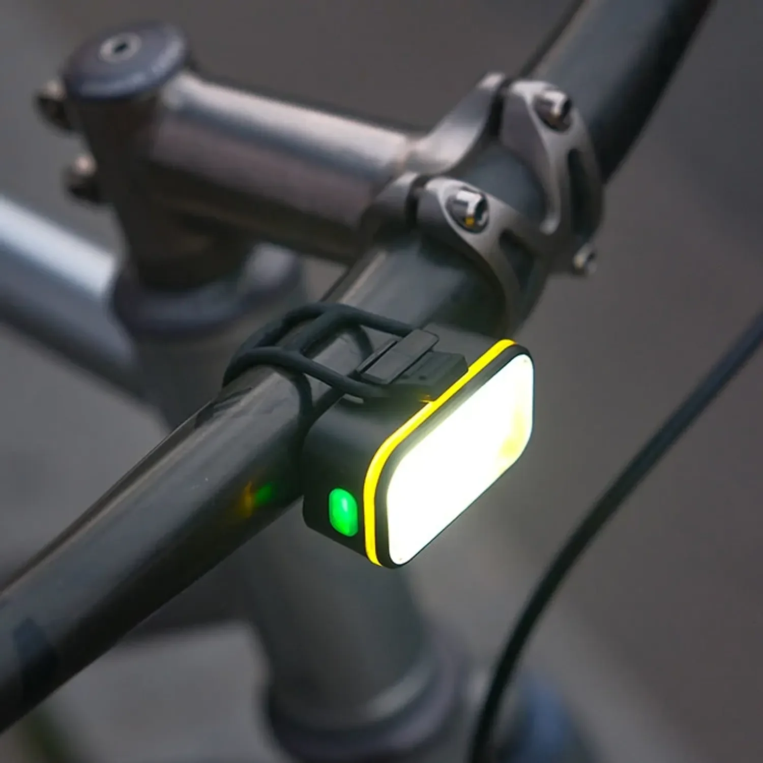 bbn-grid-2fer-front-rear-bike-light-lifestyle-details-700x700.webp