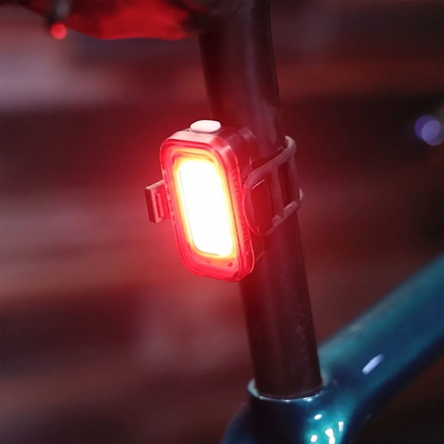 bbn-dayblazer-550-front-grid-rear-bike-light-set-black-lifestyle-2.webp