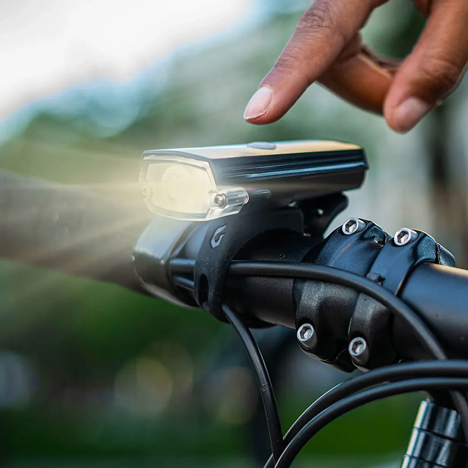 bbn-dayblazer-550-front-grid-rear-bike-light-set-black-lifestyle-1.webp