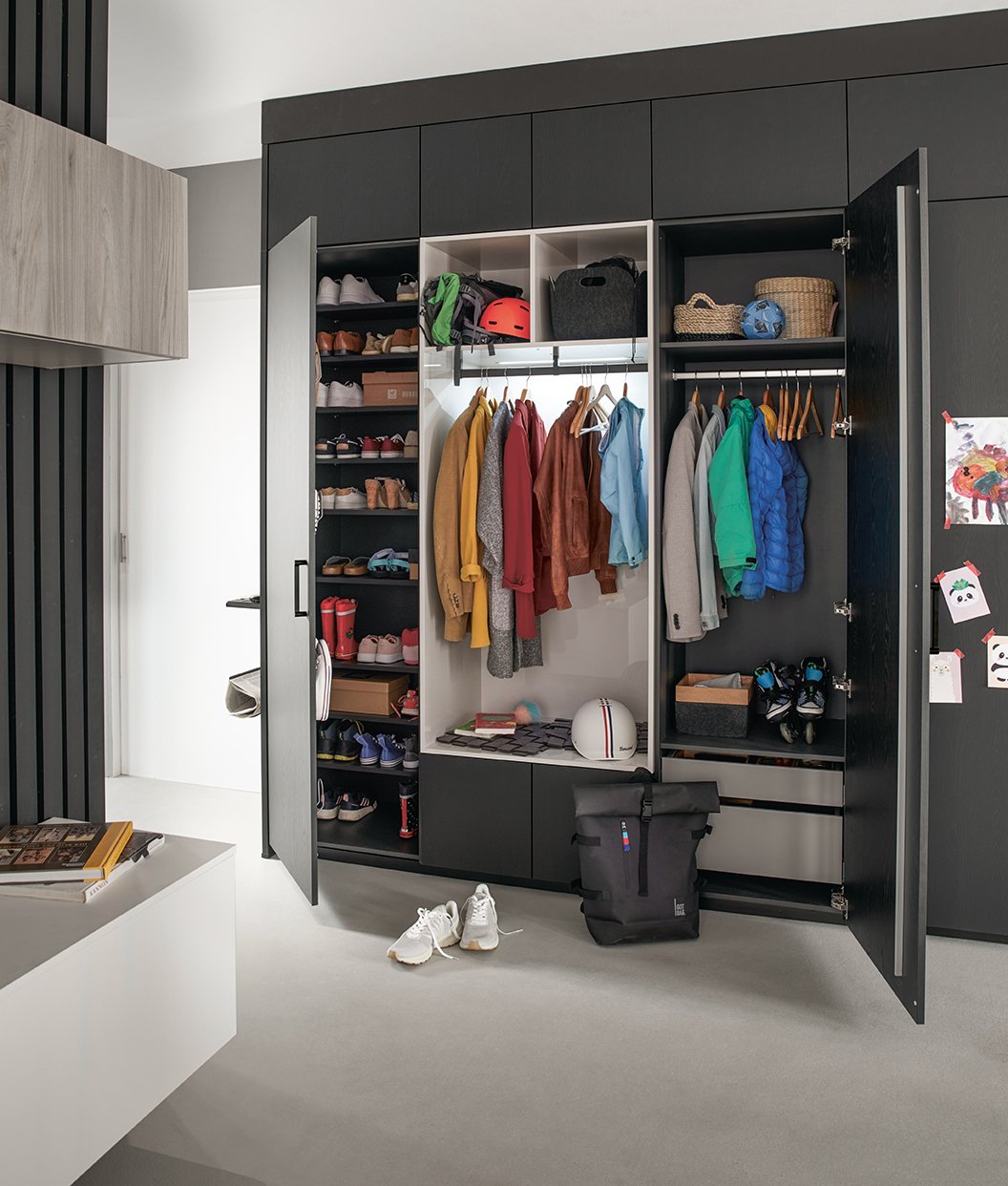 FIO-L096U_AVO-L772U_Garderobe_offen_2022.jpg