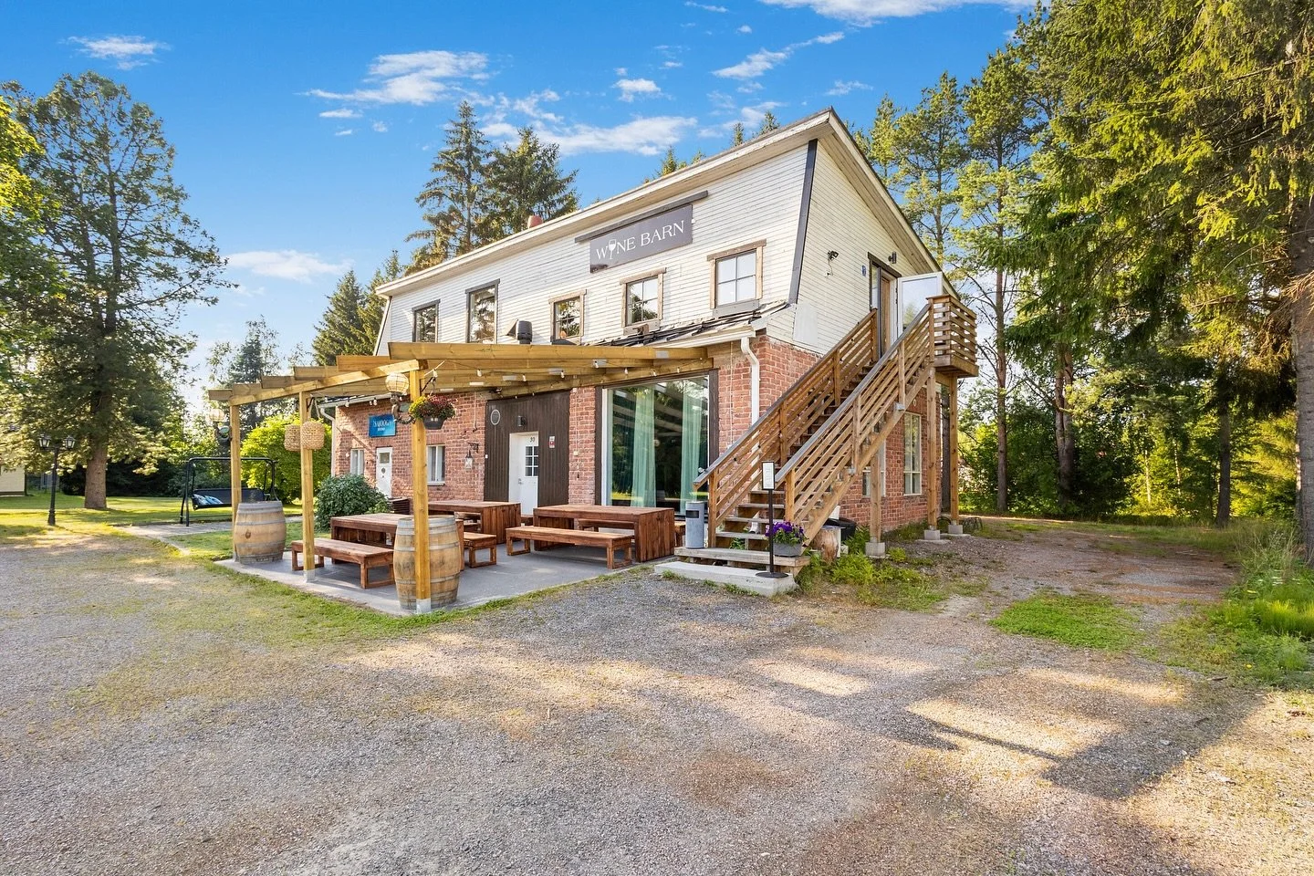 Uusi juhlatila @winebarn_liminka löytyy nyt sivustoltamme! 😍✨
”Wine Barn on Limingassa sijaitseva tyylikäs viinibaari ja juhlatila, joka tarjoaa ainutlaatuiset puitteet noin 40 hengen hääjuhliin.
Tunnelmallinen tila sopii