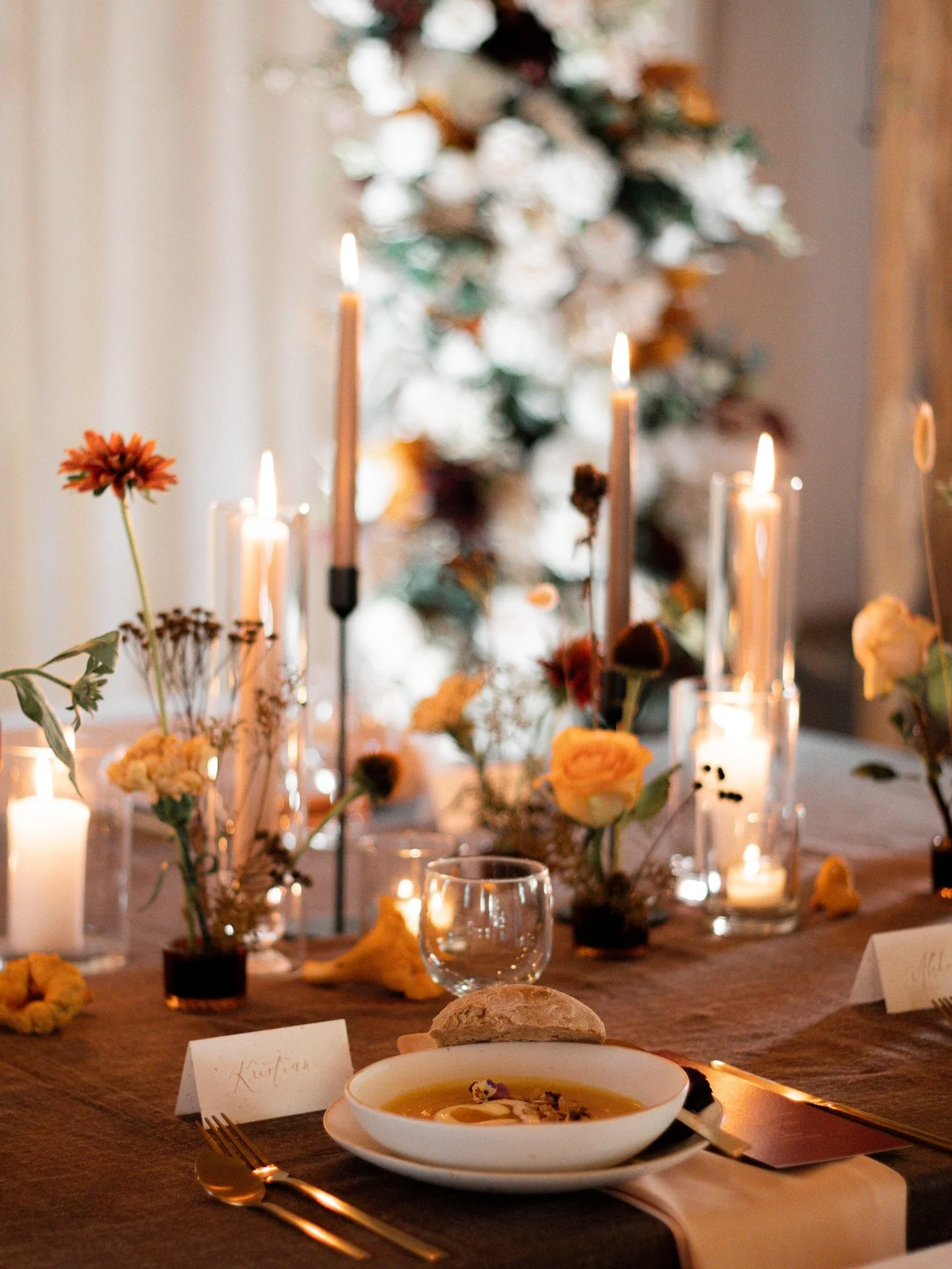 Inspiraatiota syyshäihin 😍🍂✨ 
Toteutimme ihanan tunnelmalliset syksyiset kuvaukset Pitojen Helmessä 🤎 Kiitos mukana olleille!
Kuvaaja: @visionsbyoona 
Juhlatila: @pitojenhelmi 
Somistus: @juhlastyle 
Paperituotteet: @grafilia.fi 
Kukit