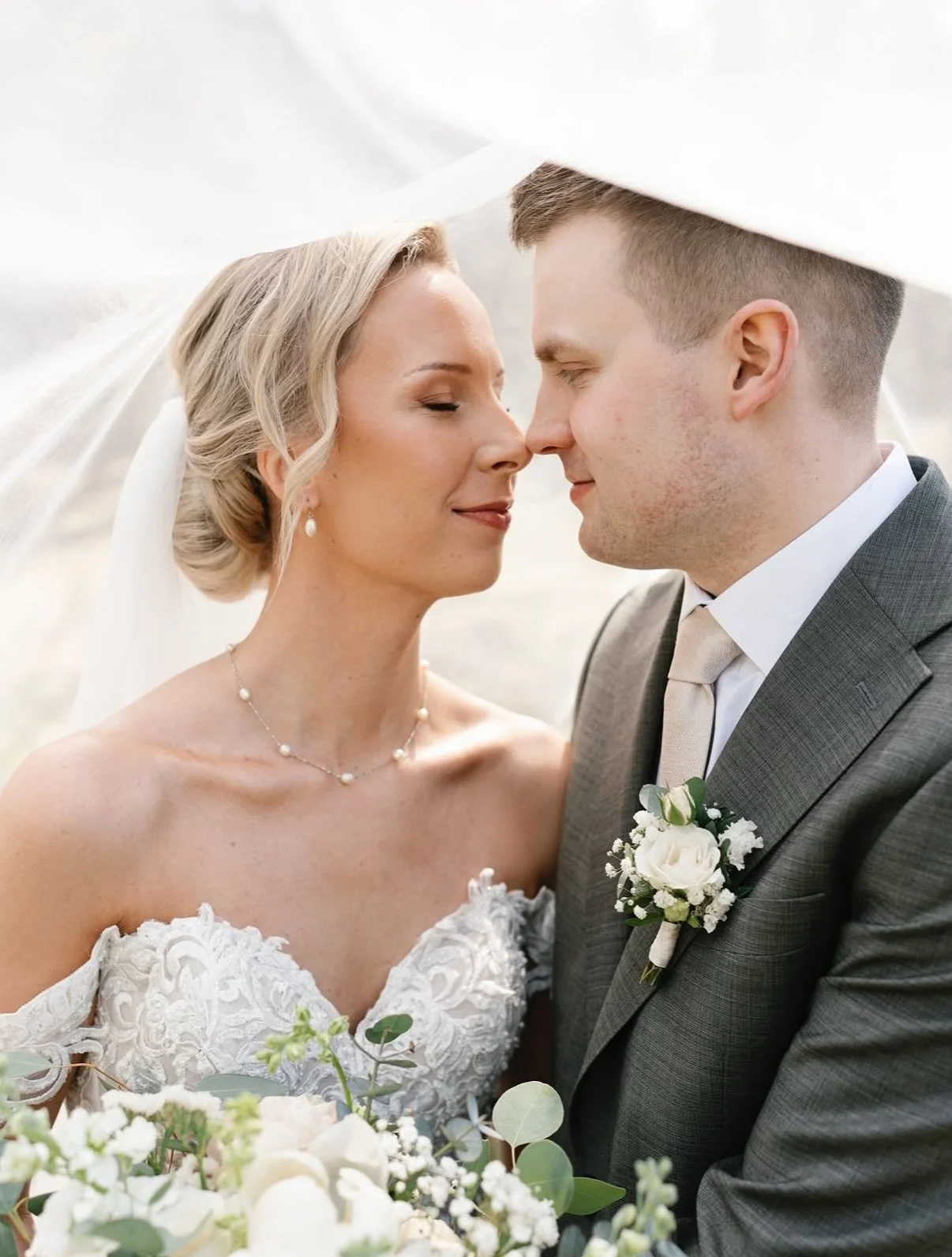 Ajansaatossa muistot voivat hämärtyä ja kadota, mutta kuvat ei. 🤍
@annikaheiskanenphotography kuvaustyyli  on lämmin, tunnelmallinen ja herkkä. 
”Kuvailisin näin myös itseäni. Minulle tärkeintä