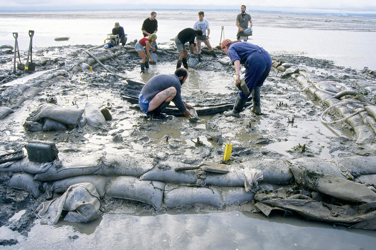  Archaeologists working on the recovery of the Magor Pill boat (© Amgueddfa Cymru - National Museum Wales) 