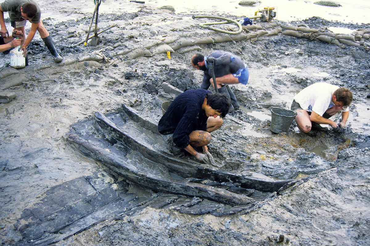  Archaeologists working on the recovery of the Magor Pill boat (© Amgueddfa Cymru - National Museum Wales) 