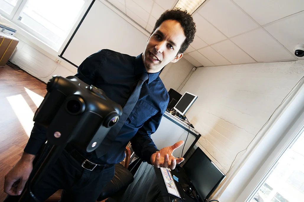 En tydelig engasjert André Austvold hos VIdeoutstyr.