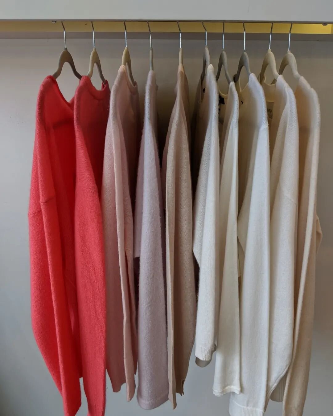 The May dressing conundrum 🤔 

The answer - lightweight cashmere in summer hues of pink, coral, lemon and creams. 

Available at JuJu Greystones now ✨✨✨✨