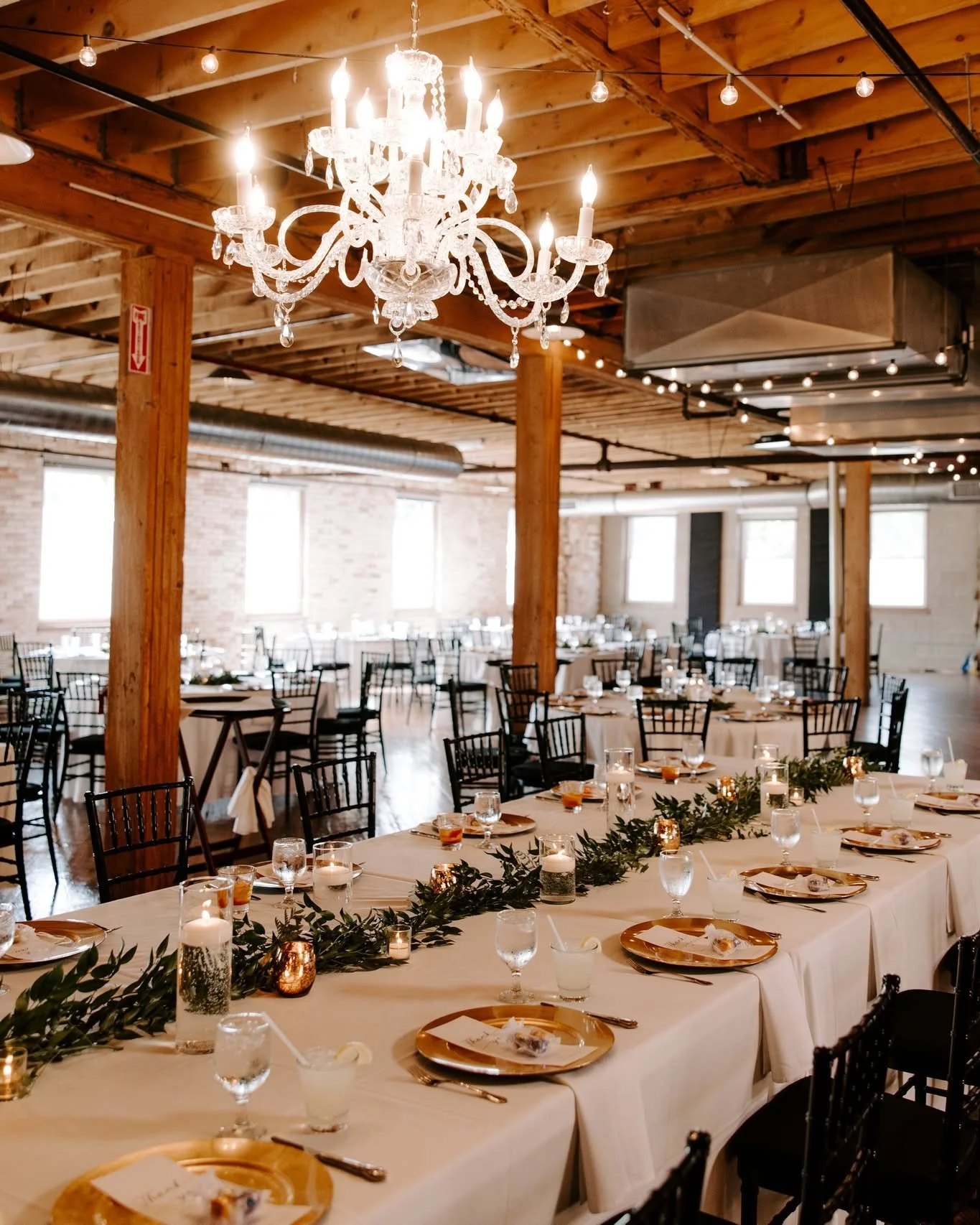 Your love story deserves a setting this beautiful.🍂
📸 : Breaking Bread Photography 
Your perfect day starts with the perfect place - book a tour with us today!⬇
www.thegoeicenter.com
#KindelRoomWeddings
#KindelRoomWeddings
#GoeiCenter
#GoeiCent