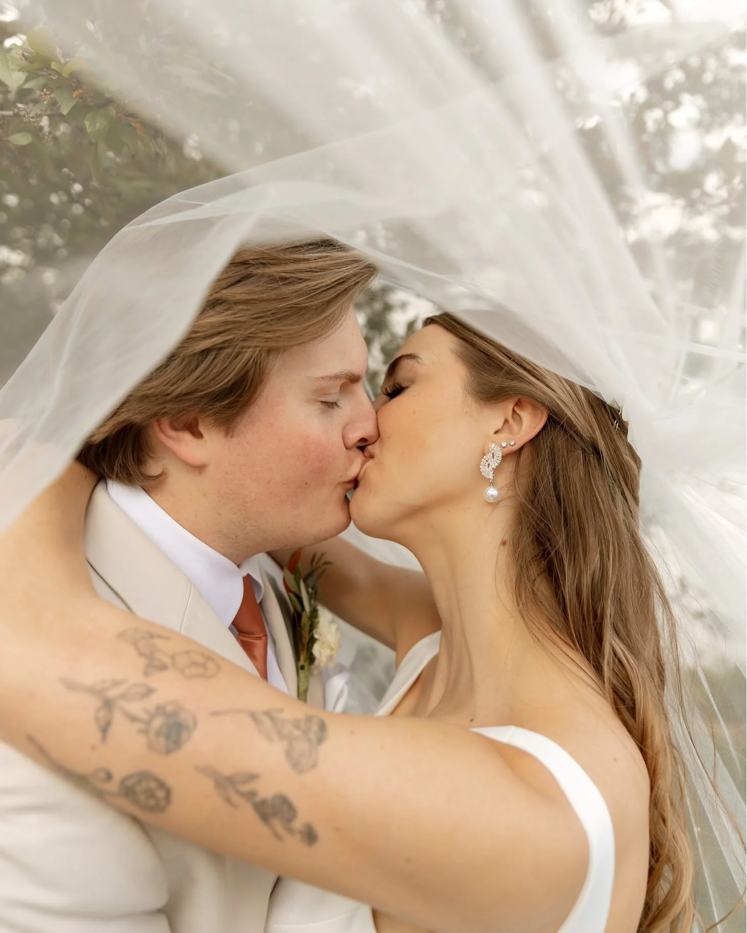 We LOVE a hard launch.

From start to finish, we love sitting front row to the
beginning of your forever. 🤍

📸 : Midnight Photography

Your perfect day starts with the perfect place - book a
tour with us today!⬇

www.thegoeicenter.com

#KindelRoom
