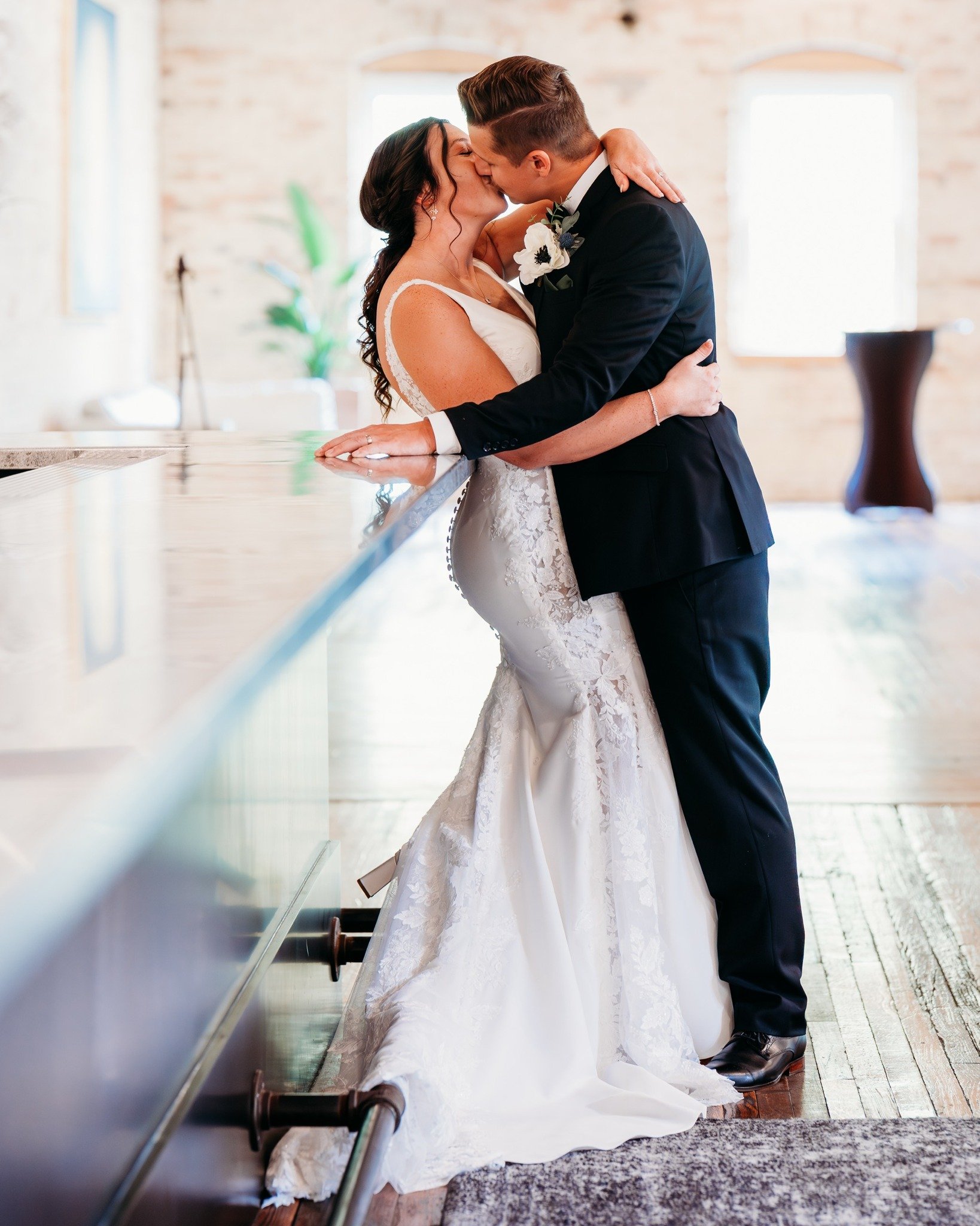 The Kindel Room + green details = a perfect match. 💫

📸 : Oh Shoot Photography

Your perfect day starts with the perfect place - book a
tour with us today!⬇

www.thegoeicenter.com

#KindelRoom
#KindelRoomWeddings
#GoeiCenter
#GoeiCenterWeddings
#We