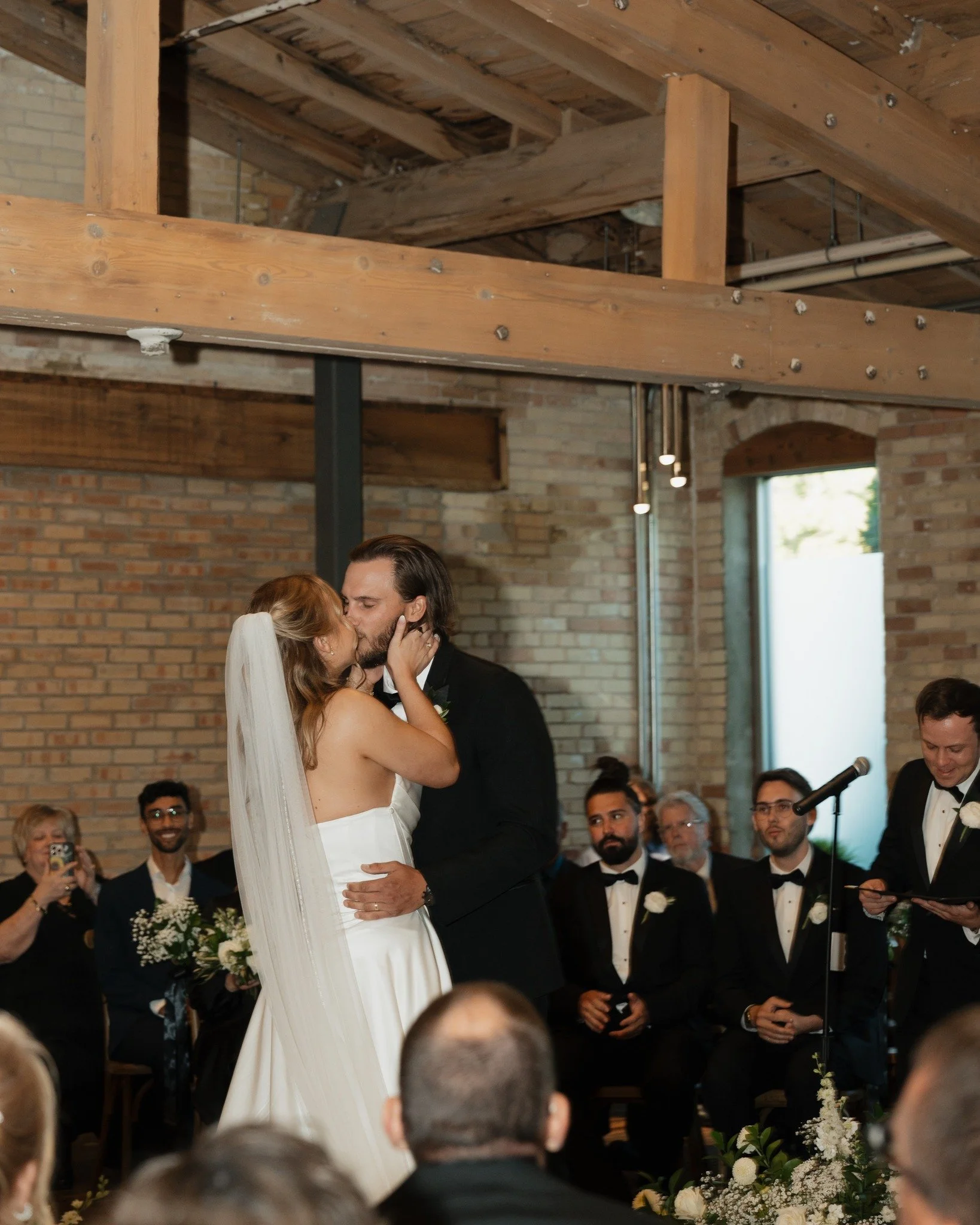 So. Effortlessly. Timeless. 🖤

📍:The Kindel Room

📸: @aubreyburmanphoto 
🍴: @gilmorecatering 
💐: @easternfloralweddings 

tour with us today!⬇

www.thegoeicenter.com

#KindelRoom
#KindelRoomWeddings
#GoeiCenter
#GoeiCenterWeddings
#WeddingVenue
