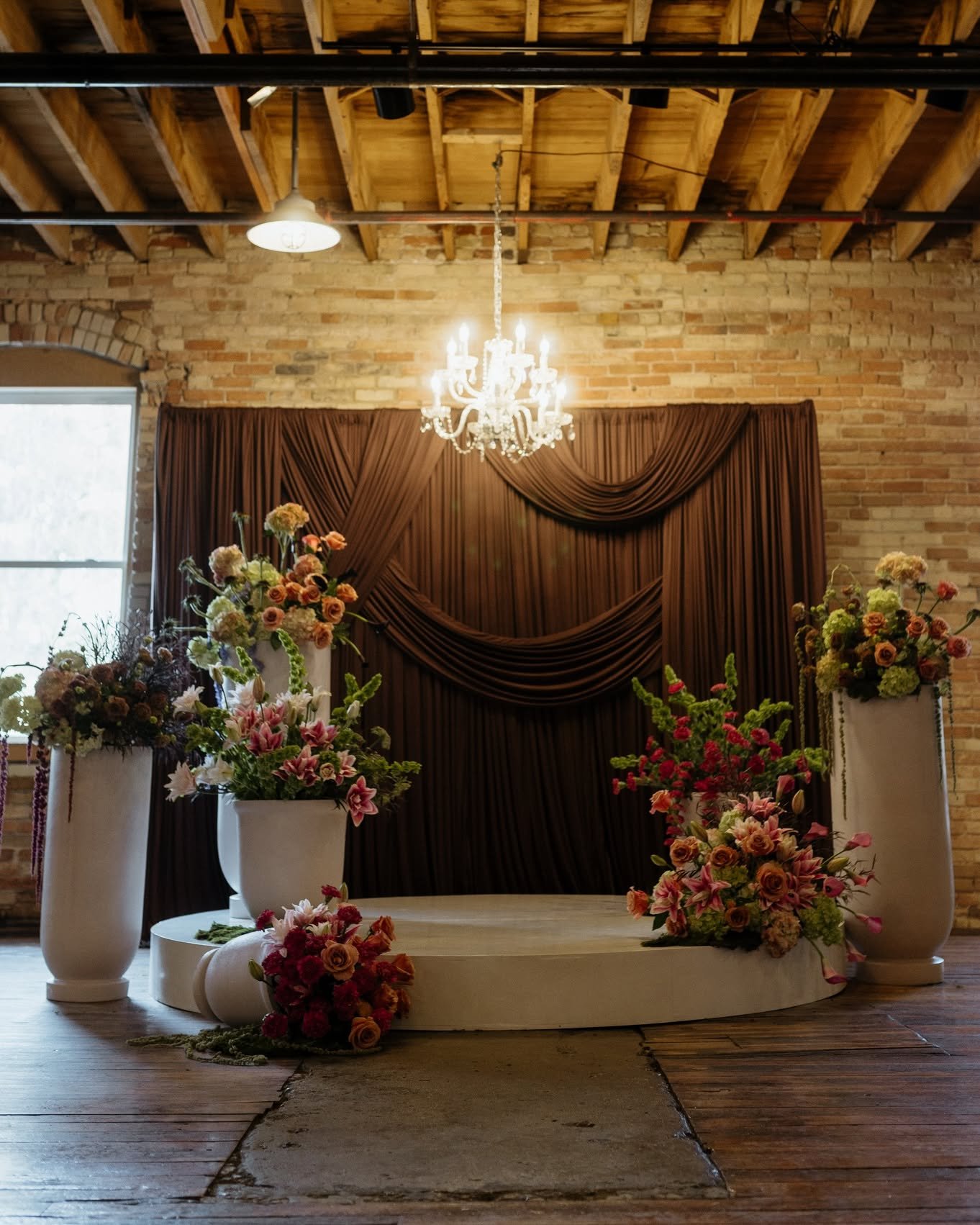 Where clean lines, timeless details, &amp; curated florals all come together.

@goeicentergr // @easternfloralweddings 

📸 : @birchandbellephotography 

#GoeiCenter
#GoeiCenterWeddings
#WeddingVenue
#GrandRapidsWeddingVenue
#Weddings
#weddingvenuese