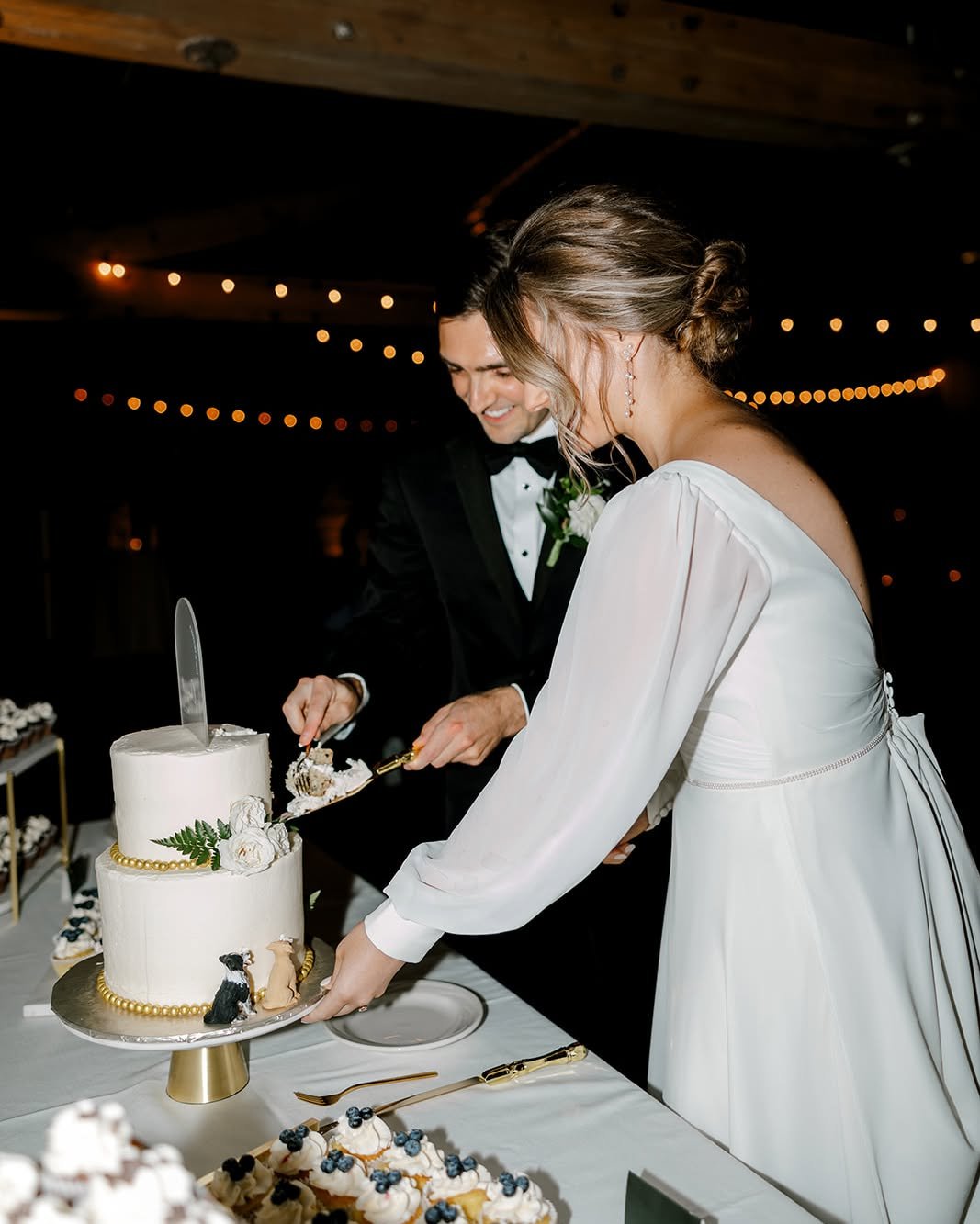 A timeless tradition, made even sweeter in The Kindel Room.

Photography: @_lindsayelaine 

#GoeiCenter
#GoeiCenterWeddings
#WeddingVenue
#GrandRapidsWeddingVenue
#Weddings
#weddingvenuesearch
#weddingfloral
#easternfloralweddings
#weddingflorists
#g