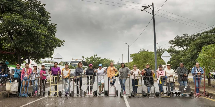 Teresa Margolles, “ Carretilleras sobre el Puente Internacional Simón Bolivar” (2018) (courtesy of the artist and Mor Charpentier)