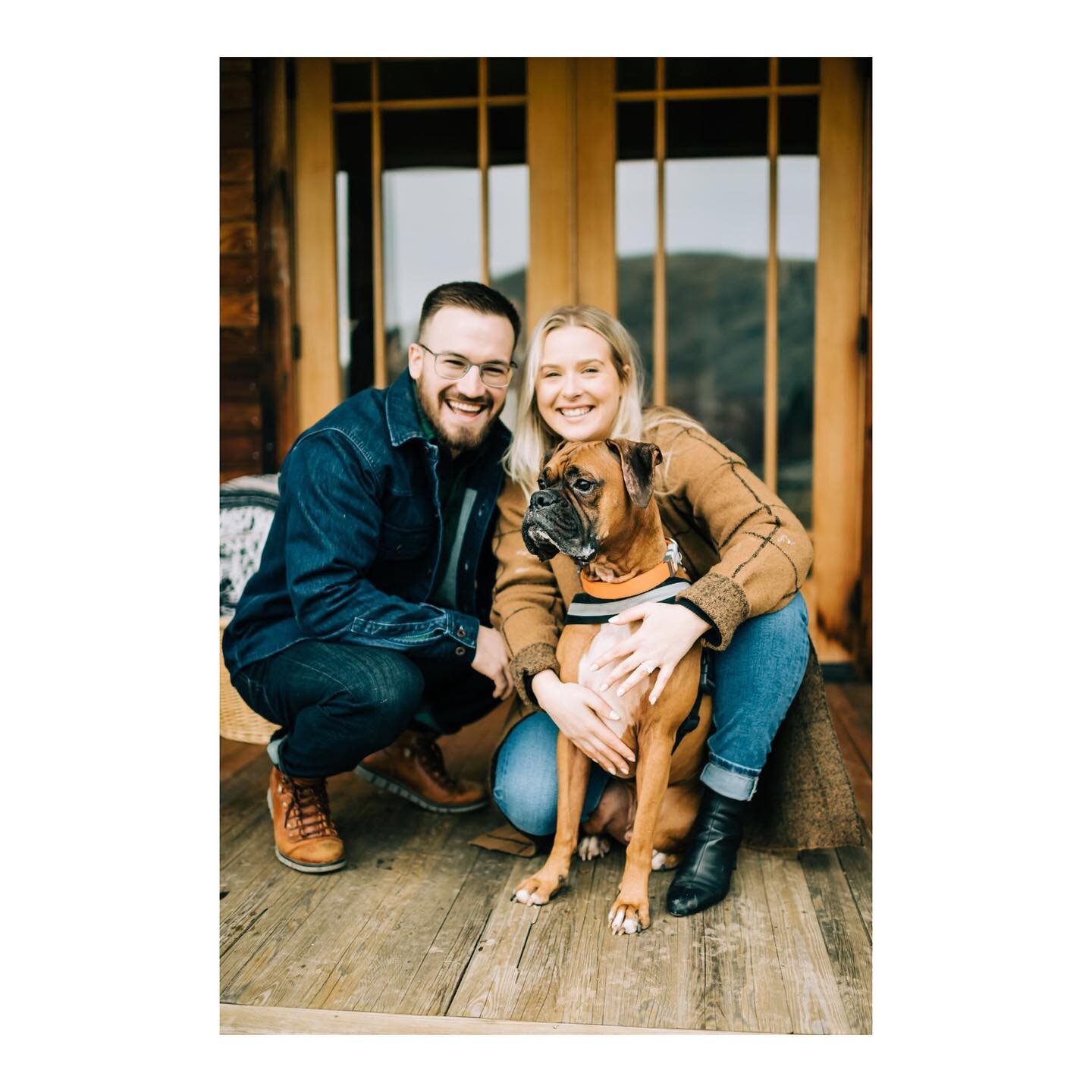 Putting the final touches on this surprise engagement in Winthrop, WA 🥰 They had me at boxer puppy 😭
.
.
#wenatchee #wenatcheephotographer #chelanphotographer #chelanweddingphotographer #wenatcheeweddingphotographer #methowvalley #winthropwa #mazam