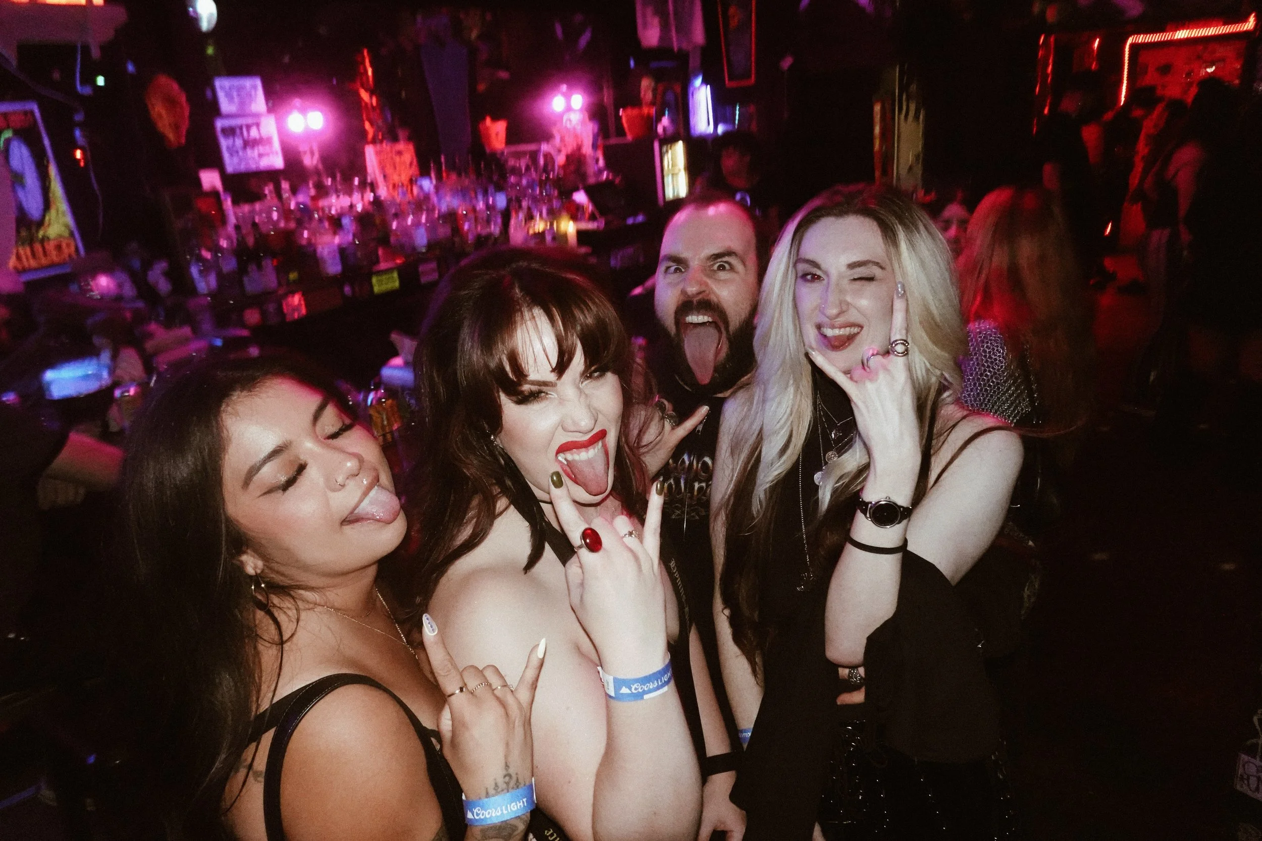  Me at goth night: Everyone here is so nice. 