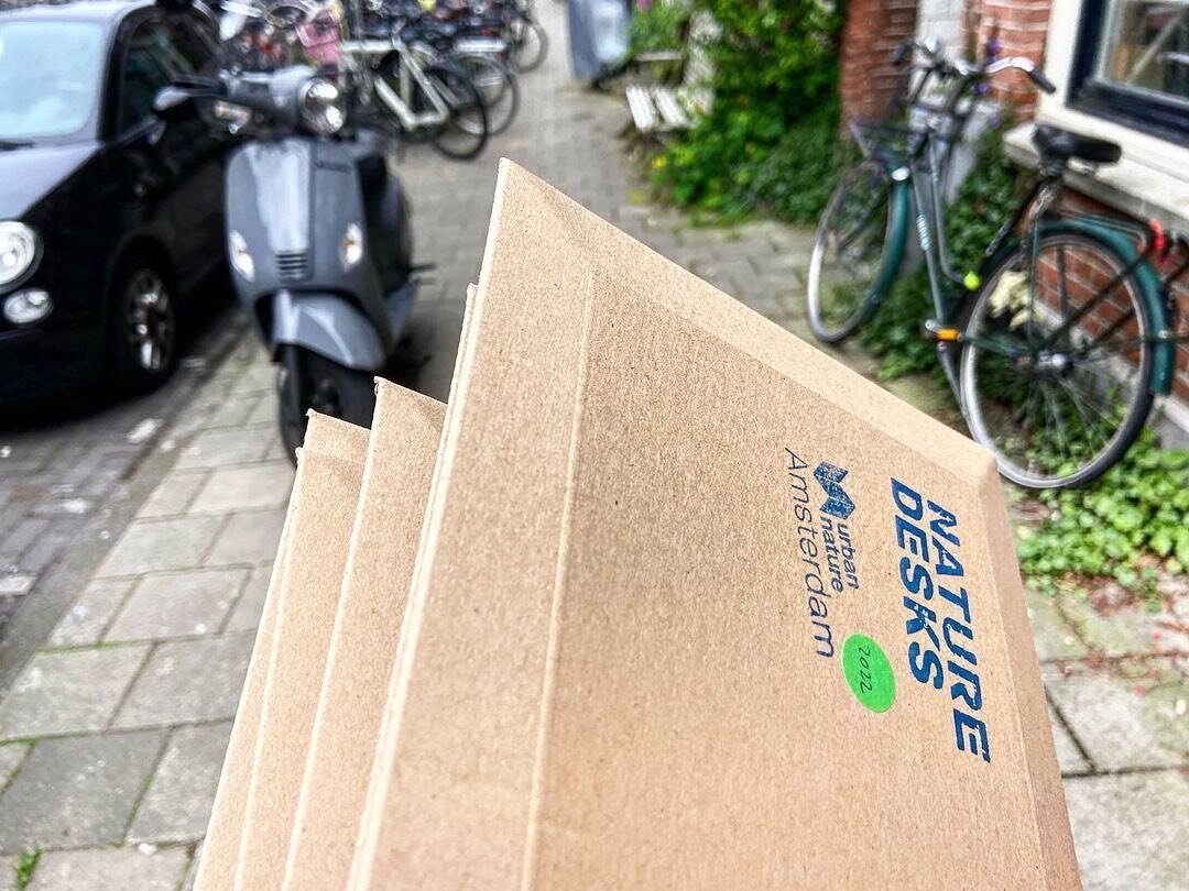 🚶🏻&zwj;♀️📮#urbannatureamsterdam delivered at your door

.
.
.
#amsterdam #walkamsterdam #wildamsterdam #blueamsterdam #greenamsterdam #natuurinamsterdam #naarbuiten #amsterdamseparken #park #iamsterdam #amsterdamcity #travel #ommetjes