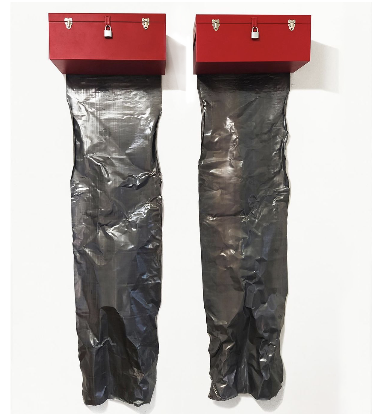  Reliquary of ashes, 2015-21  Tool Box, Lead and Rubble  55” x 110”    Relicario de cenizas, 2015-21  Caja de Herramientas, Plomo y Escombros  140 cm x 280 cm. 