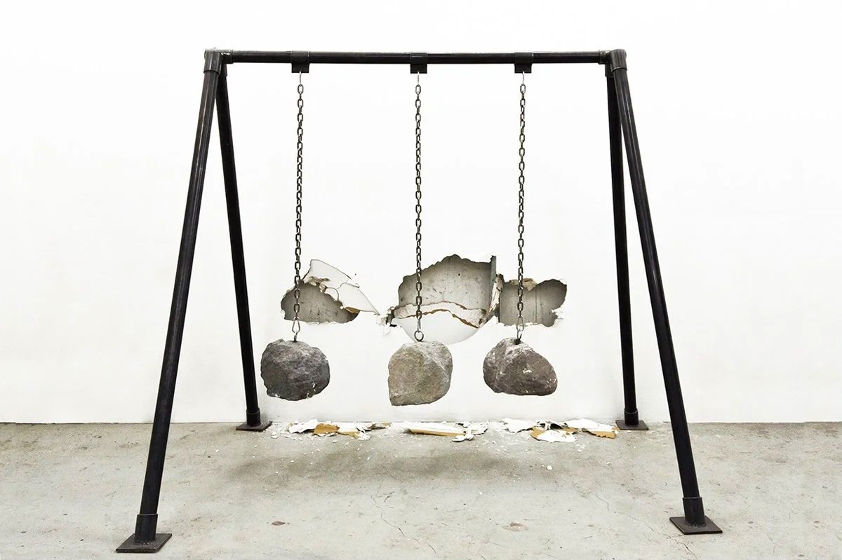  Tras construir un columpio y ejecutar la primera acción iconoclasta contra la pared de mi estudio, el proceso nos hizo dar cuenta que deberíamos rescatar juegos viejos cargados con la pátina de décadas de uso.  After building a swing and doing the f