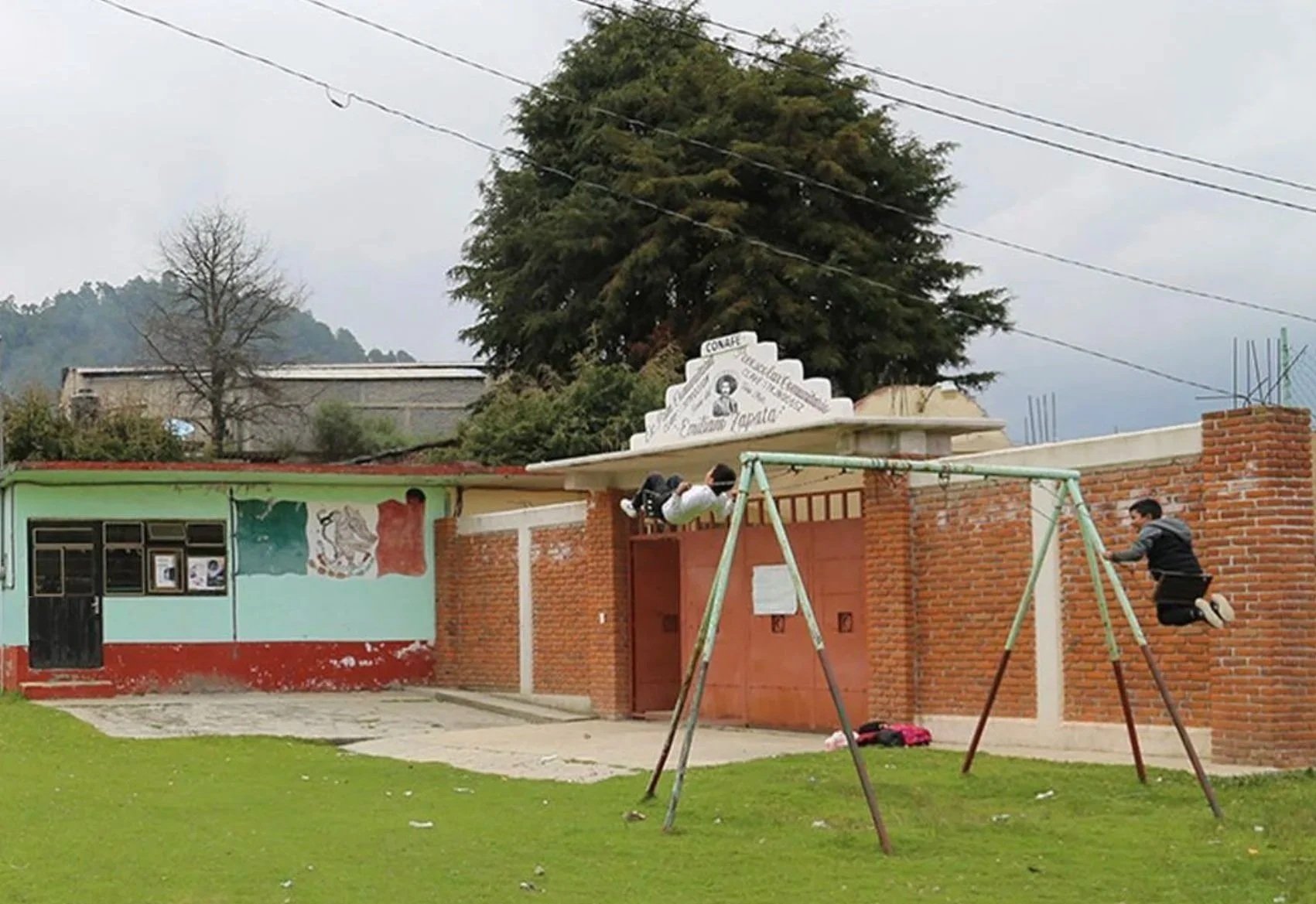  Y muy importante, el proceso nos llevó al beneficio colateral de la restauración de  los parques infantiles.  Para empezar la propuesta de este proyecto, encontramos un pequeño jardín de  juegos, parte de una escuela rural en Tres Marias, Morelos.  