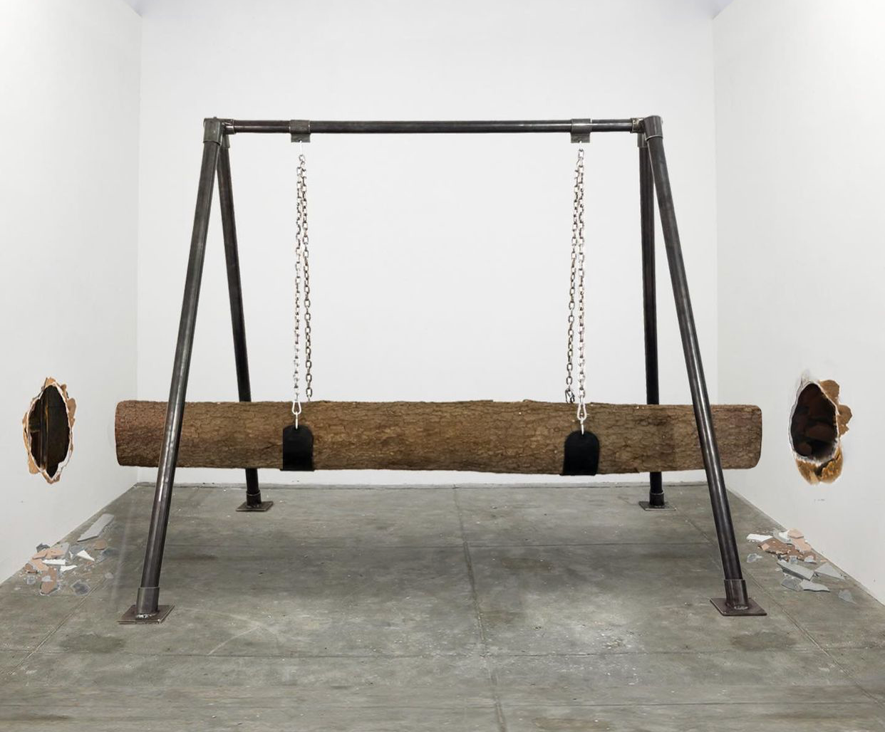  Swing Trunk (Lateral), 2022  Galvanized Steel, Chains, Treetrunk and Sheetrock  Dimensions variable  Render  Columpio Tronco (Lateral), 2022       Acero Galvanizado, Cadenas, Tronco y Tablaroca  Dimenciones Variables 