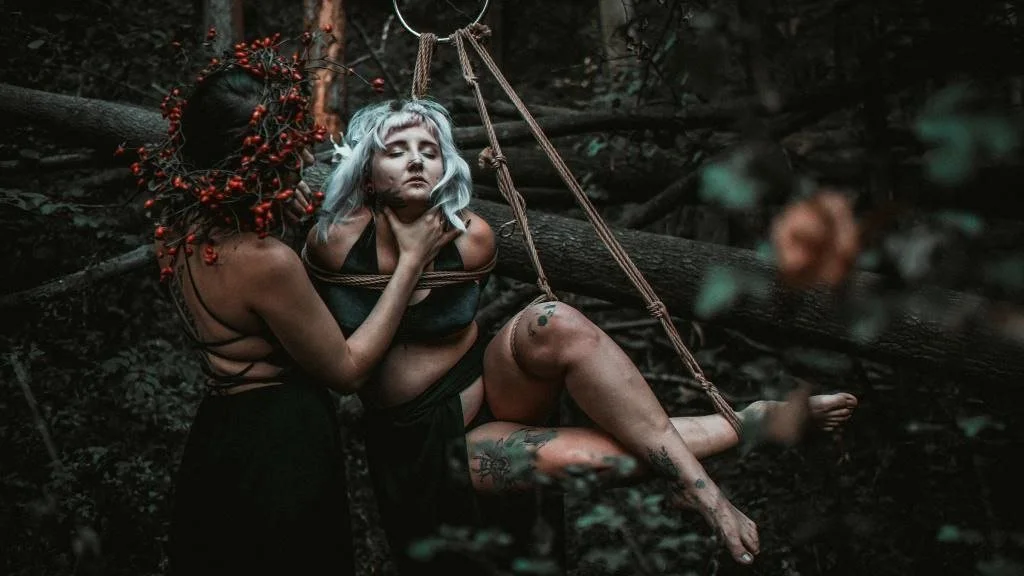 Tying with Friends on Wednesday with Nëya and Kameko (booked out, waiting list)