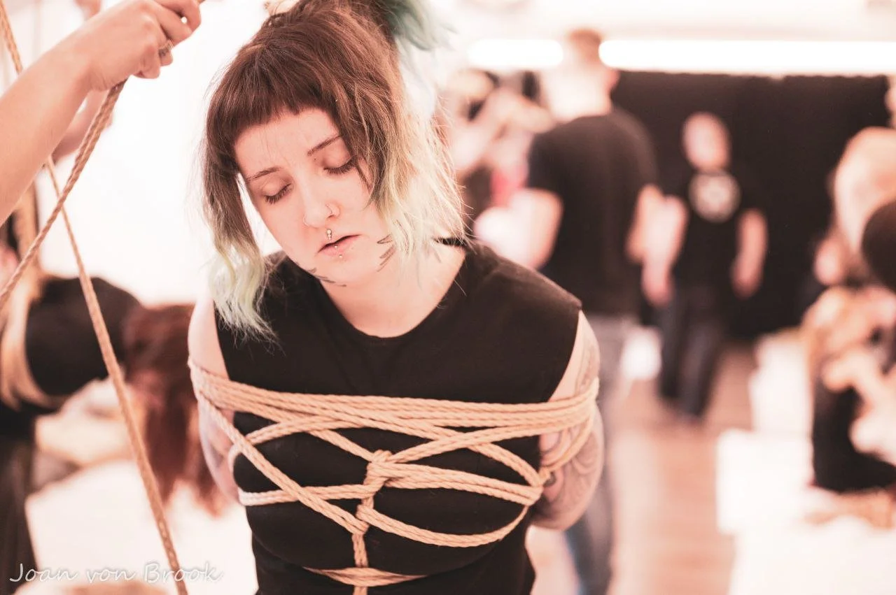 Rope bottoming with Nëya and Kameko