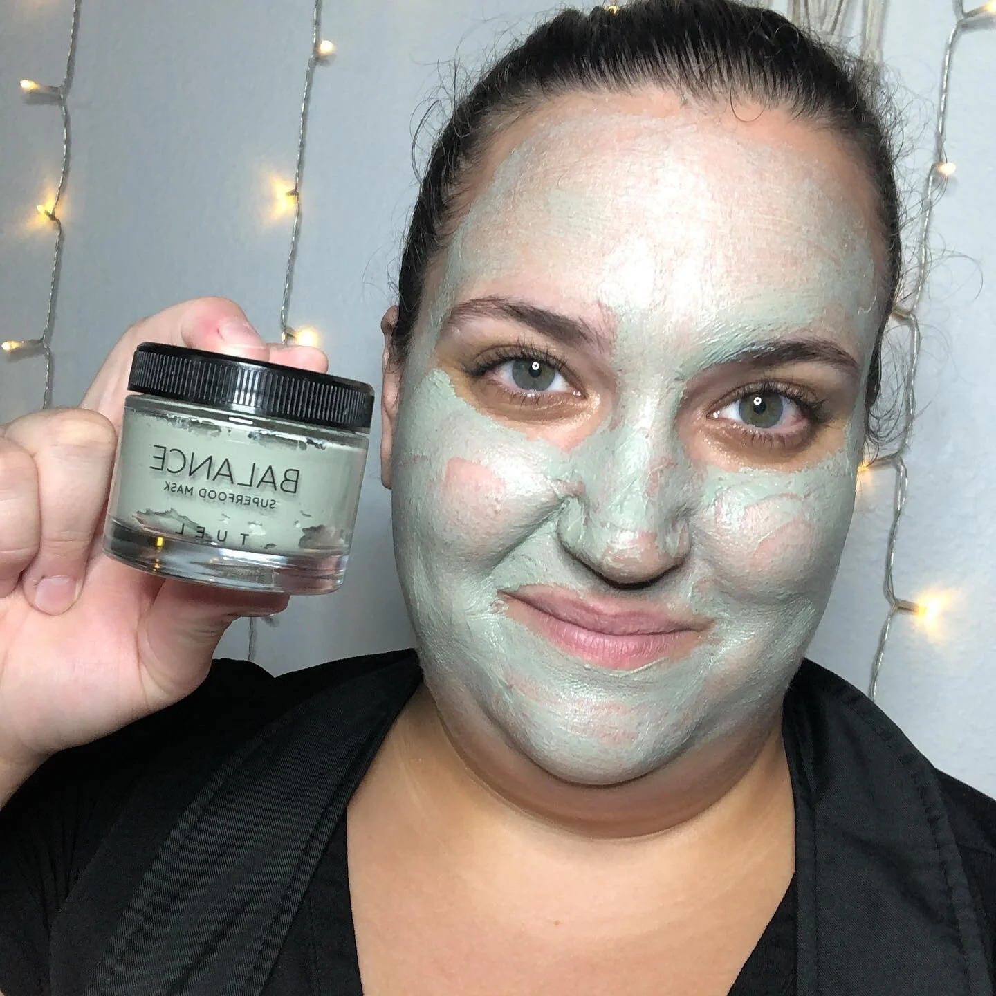 I&rsquo;m so in love with this new @tuelskincare Superfood Mask! This is perfect for my combination skin to help restore its natural balance. Who else wants to be super? 🥬
#superfood #kale #spinach #microalgae #smoothie #microbiomehealth #skinbarrie