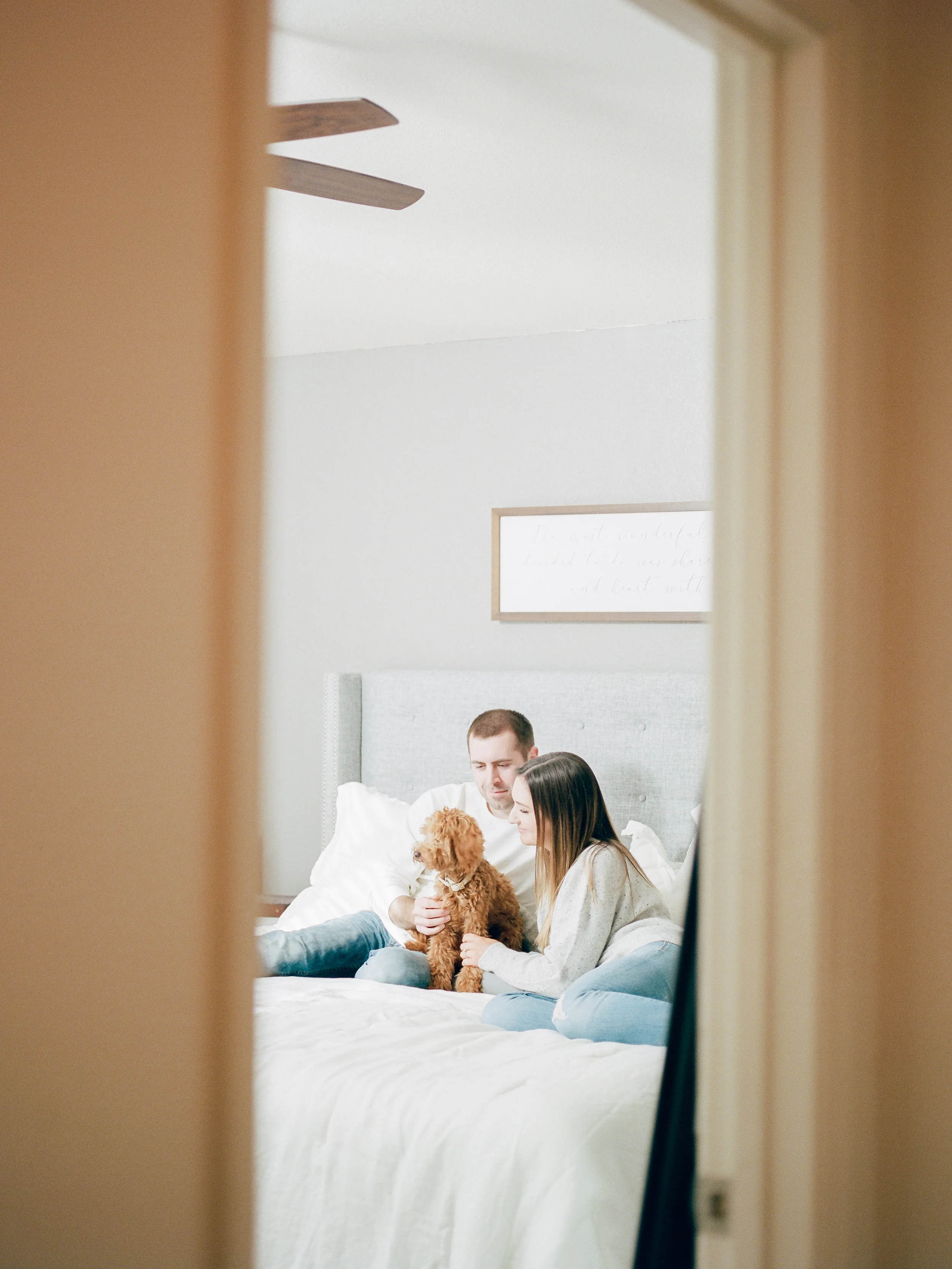 married-couple-gets-a-new-puppy-and-takes-photos.jpg