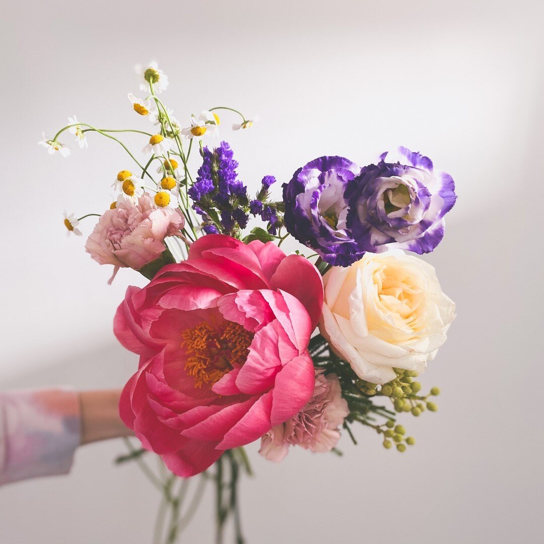 a few beauties.⠀⠀⠀⠀⠀⠀⠀⠀⠀
🌸🌸🌸⠀⠀⠀⠀⠀⠀⠀⠀⠀
.coral charm peony⠀⠀⠀⠀⠀⠀⠀⠀⠀
.carnations⠀⠀⠀⠀⠀⠀⠀⠀⠀
.brezellia⠀⠀⠀⠀⠀⠀⠀⠀⠀
.lisianthus⠀⠀⠀⠀⠀⠀⠀⠀⠀
.statice⠀⠀⠀⠀⠀⠀⠀⠀⠀
.chamomile⠀⠀⠀⠀⠀⠀⠀⠀⠀
.rose⠀⠀⠀⠀⠀⠀⠀⠀⠀
⠀⠀⠀⠀⠀⠀⠀⠀⠀
#stonyplainflorist #sprucegroveflowers #mothersdayflower