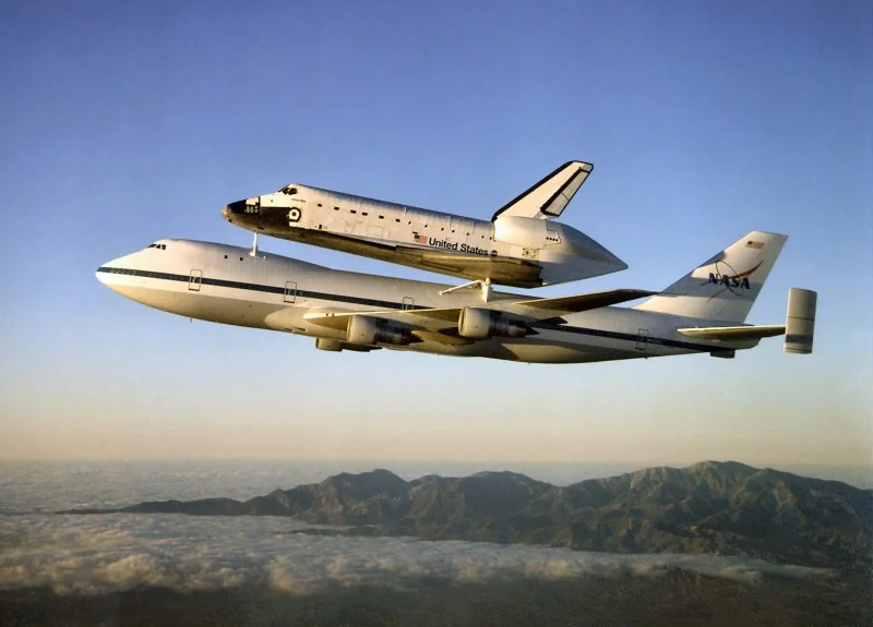 Atlantis_on_Shuttle_Carrier_Aircraft_2 800w