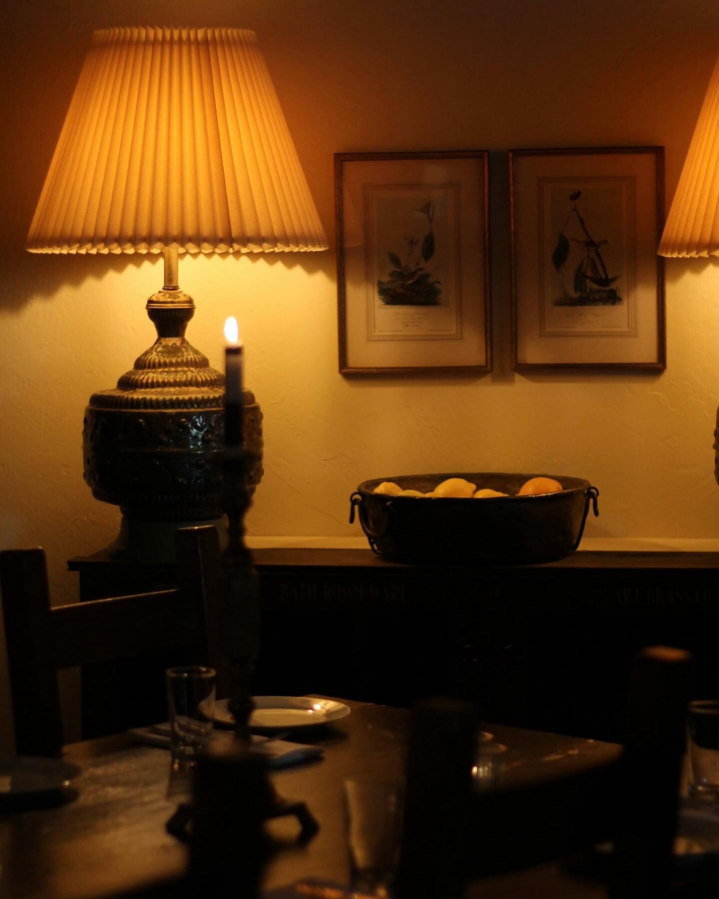 Antique lamps and candlelight create the perfect atmosphere, don&rsquo;t you think?