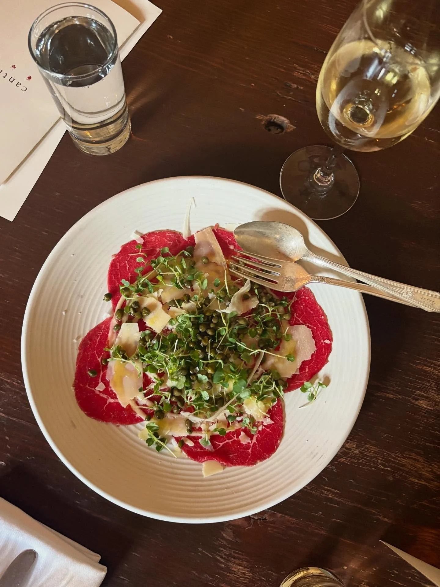 Carpaccio di manzo, created at Harry&rsquo;s Bar in Venice, IT, is a stunner, finished with briney capers and freshly shaved pecorino 🥩