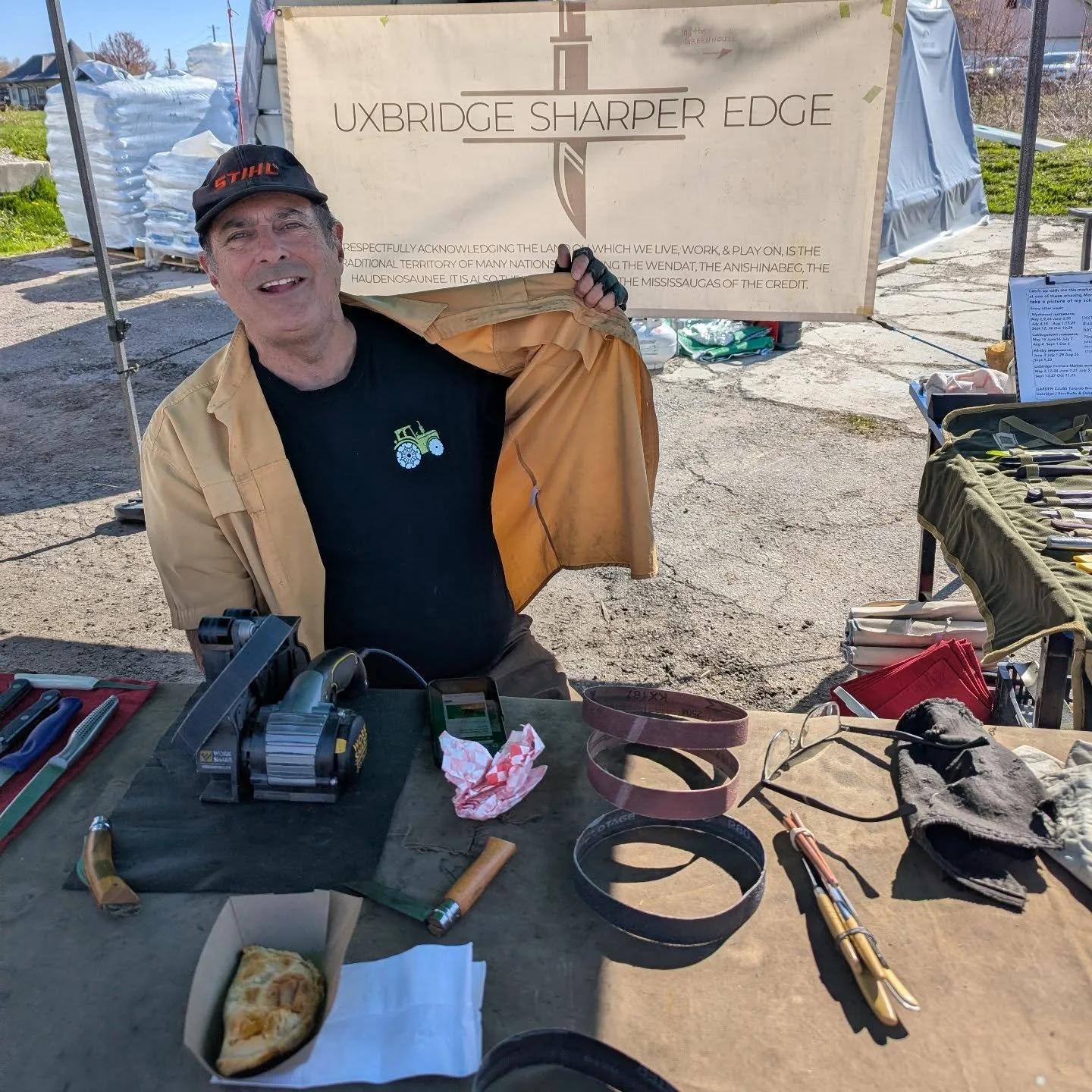 Y'all know our local Farmers have fresh produce in abundance... But did you know you can get your tools sharpened onsite by our friend @Uxbridge_Sharper_Edge? 

Bring your kitchen 🔪 and garden tools to the market for professional sharpening every ot