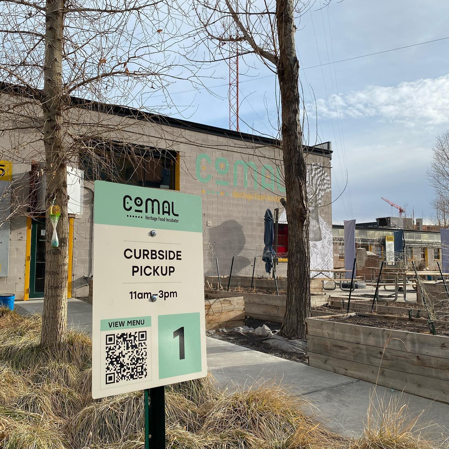 Curbside order pick up signs and exterior wall graphics for the crew at @comal.kitchen

Curbside sign design by @wunder_werkz