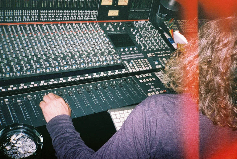 CHRIS CONWAY CLOCKS IN, NO MYSTERY STUDIOS (2018)