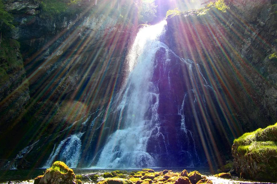waterfall-2726961_960_720.jpg