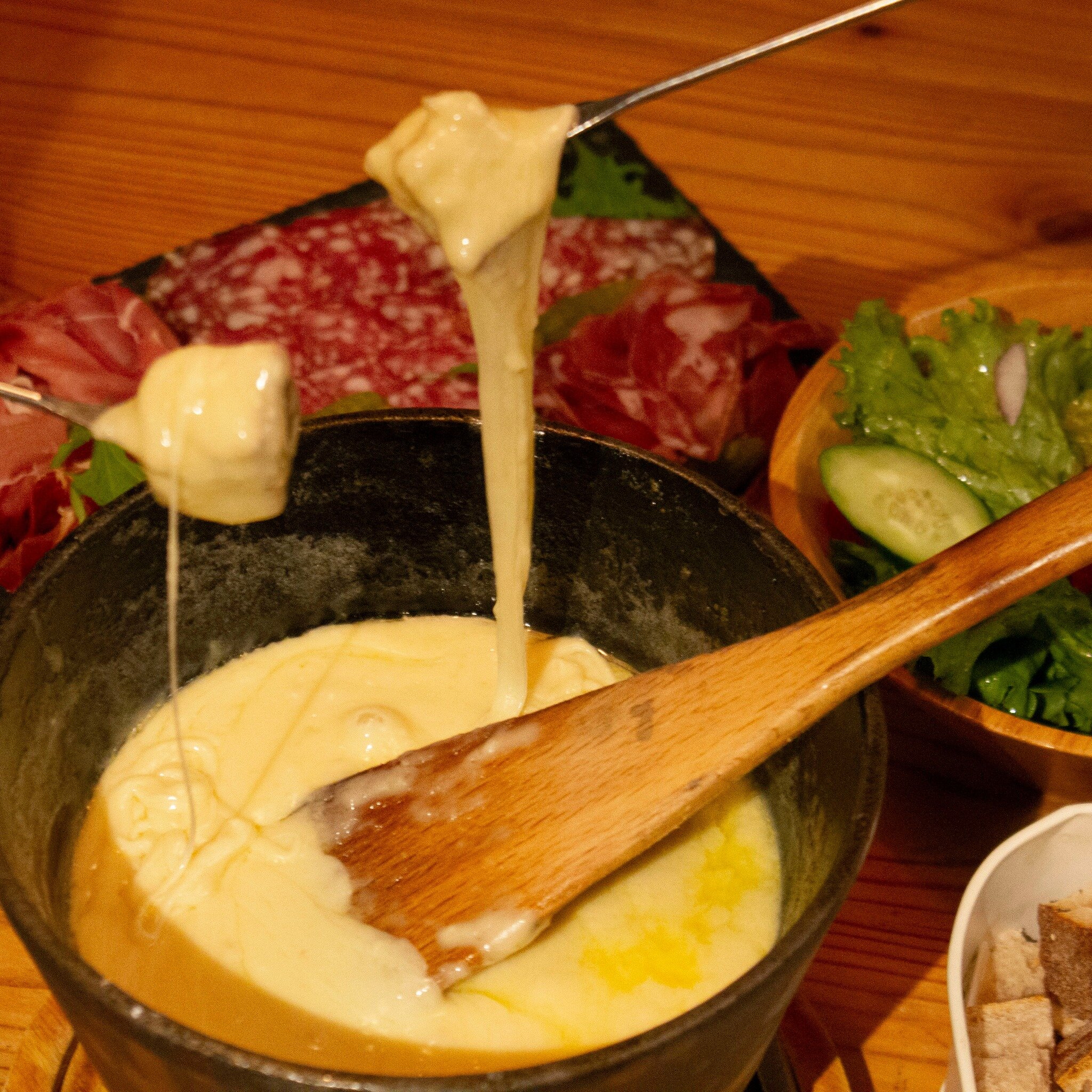Indulge in the perfect cheese fondue for a chilly day! Let the warmth of gooey cheese whisk away the cold of Niseko❄️🧀 Embrace the cozy ambiance and savor the rich flavors that melt away the winter chill.☃️
.
寒い日にぴったりのチーズフォンデュをご堪能ください！トロトロのチーズの温かさがニ