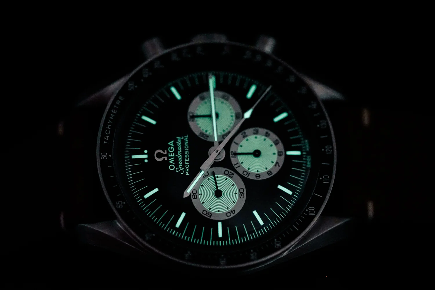Omega-SpeedyTuesday-lume.jpg