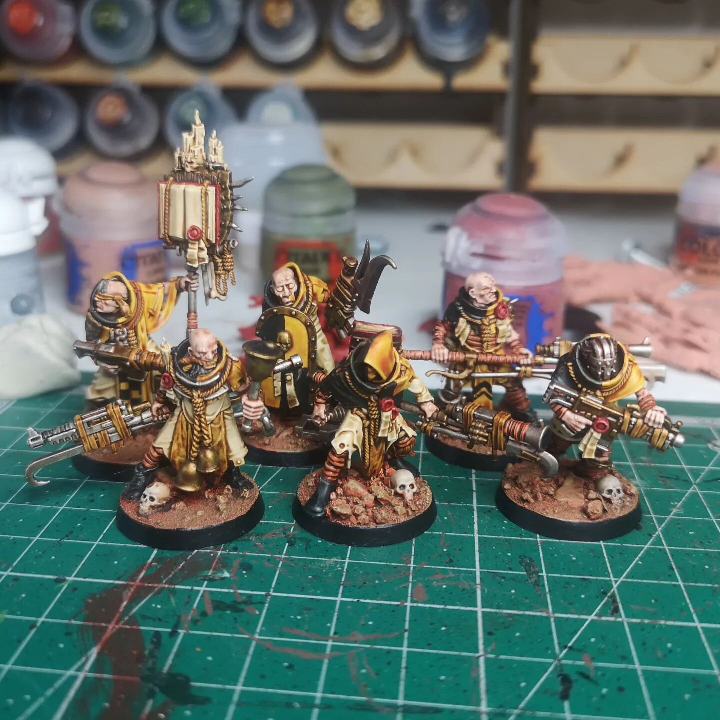 Working on some Frateris Militia (counts as Astra Militarum conscripts). First 6 done to tabletop standard. Had a lot of fun with the conversions, and painting with mostly Contrast is a refreshing change. Tempted to do a whole army of these guys and 