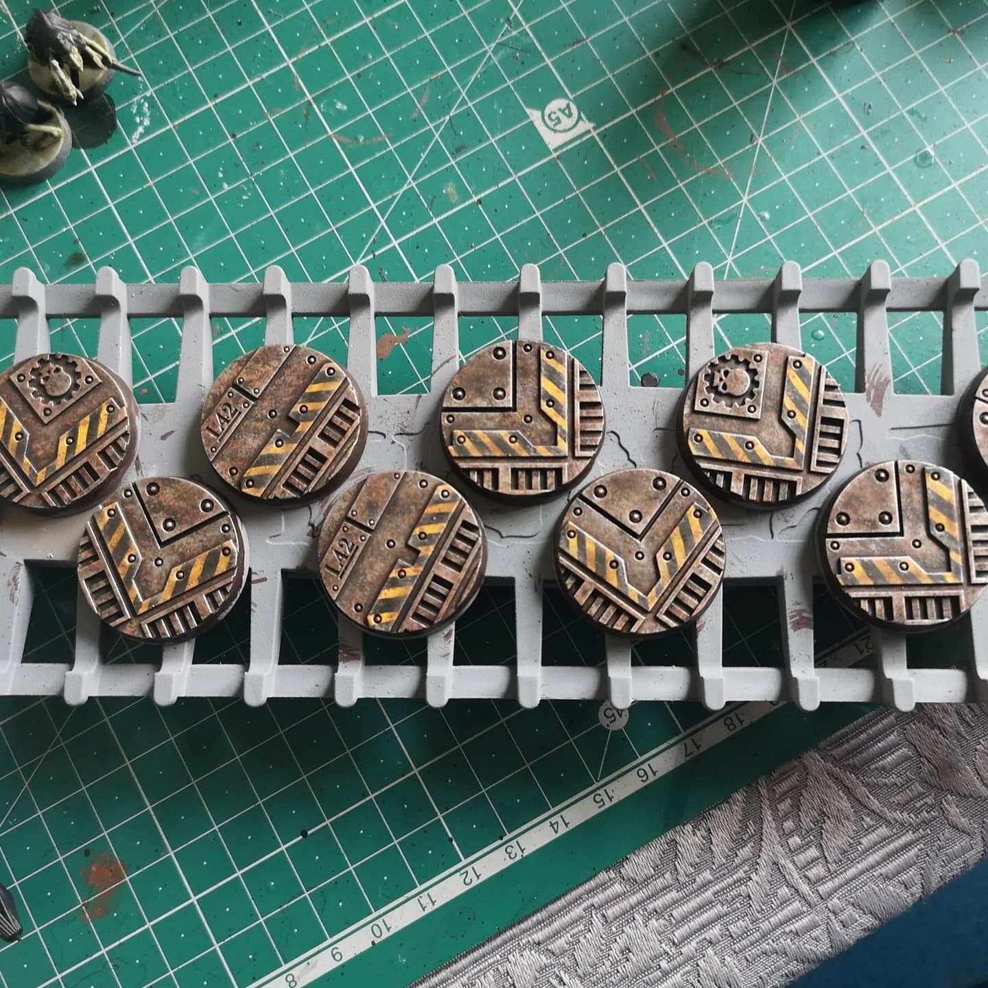 Necromunda Zone Mortalis bases coming along nicely! Now to rust them up to the max...

Visit realmofplastic.com for more great Necromunda content!

#warhammer #warhammer40k #warhammercommunity #necromunda #warmongers #zonemortalis