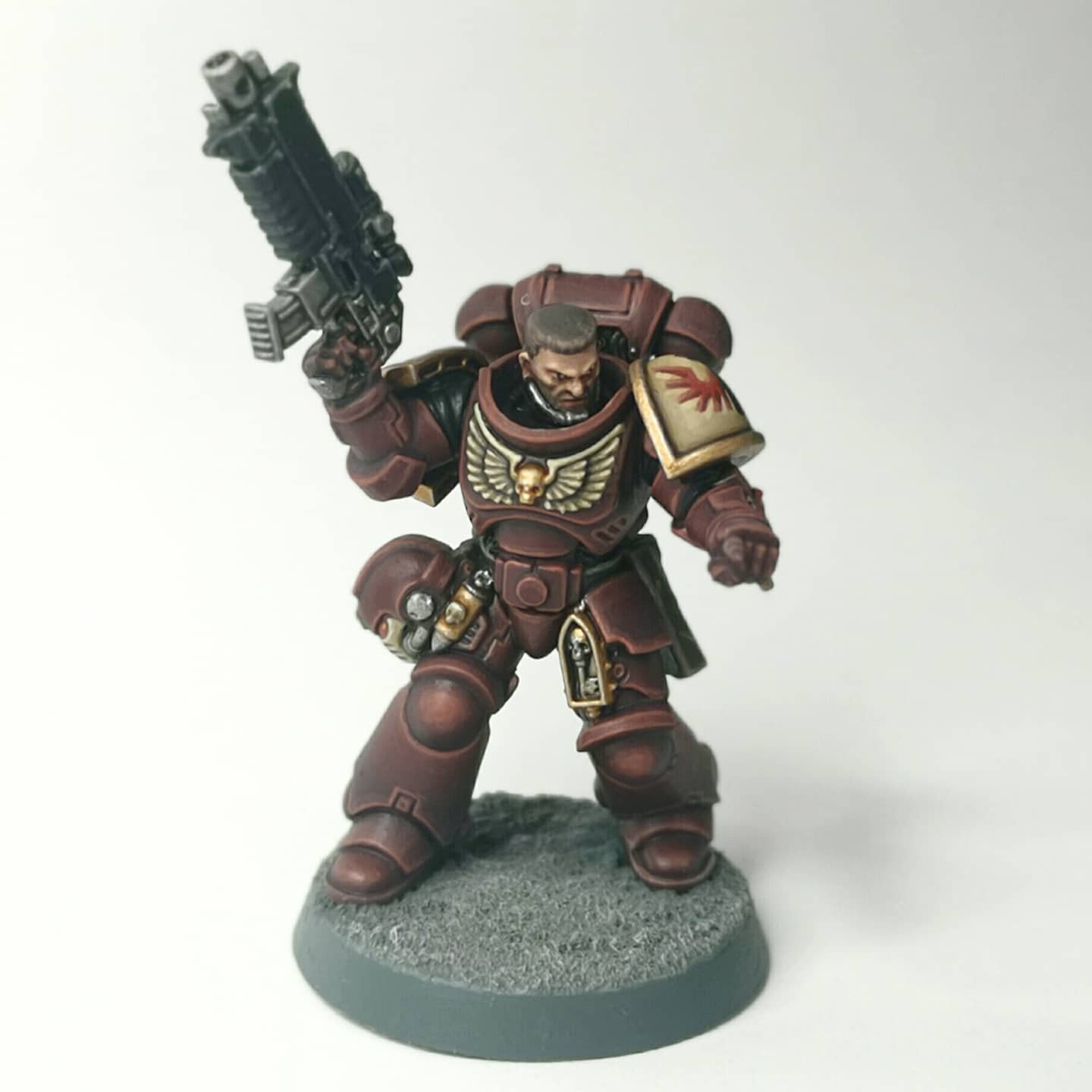 Intercessor sergeant of the Rooks of Anthaeus chapter. First marine I've painted in oh... maybe 20 years??

#paintingwarhammer #paintingminiatures #warmongers #miniaturemonday #warhammer #miniatures #wargaming #miniaturepainting #scalemodel #gameswor