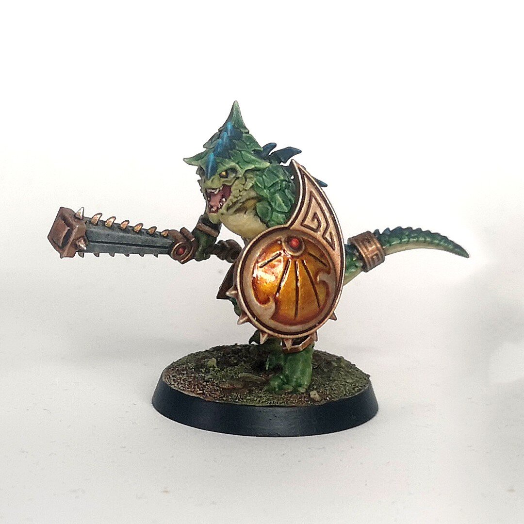 Saurus test model complete! I wanted to evoke the spirit of the GW lizardmen studio army circa the mid-90s without necessarily trying to mimic it exactly.

How do you think I did?

#warhammer #ageofsigmar #seraphon #paintingwarhammer #paintingminiatu