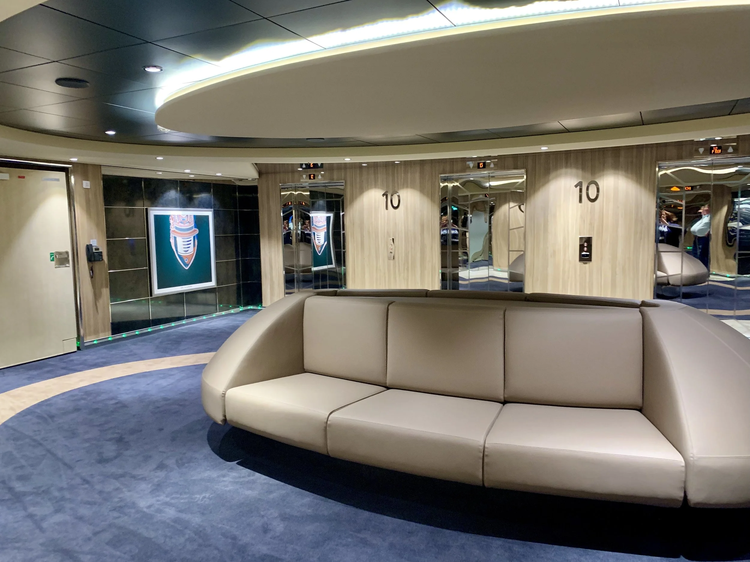 The spacious lift lobby - seats are a good idea!