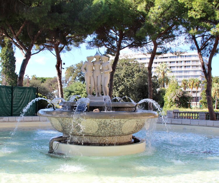 The Three Graces play in the cool shady fountains of Jardin Albert, Nice - France