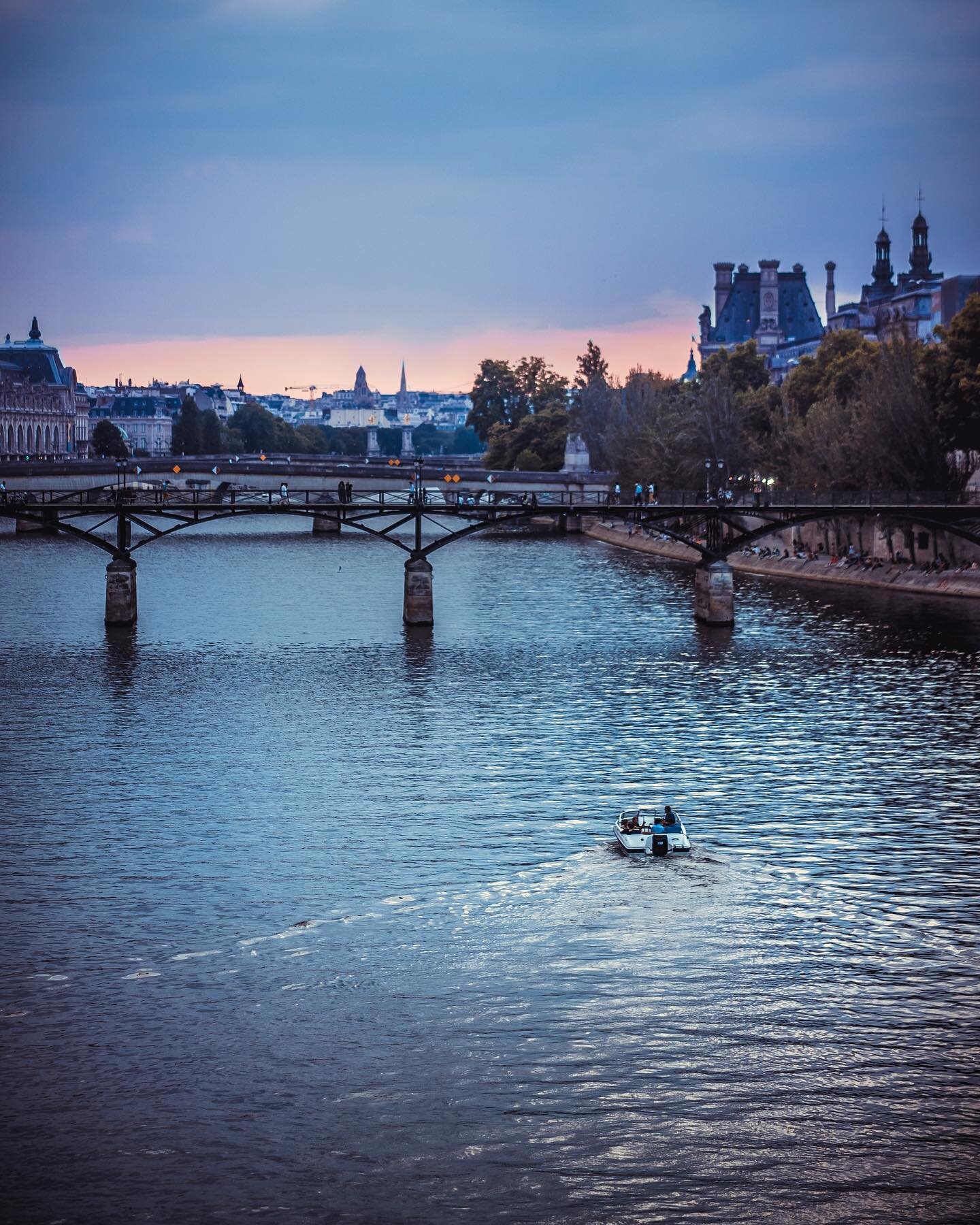 SUNSET BOAT RIDE ANYONE? 🌇
🔹🔹🔹🔹🔹🔹🔹🔹🔹🔹
www.laurentderossi.com
🔵
⚪⁣
🔴⁣
#Paris #France #parismonamour #streetsvision #passionpassport #TasteinTravel #UrbanAndStreet #seemyparis #beautifuldestinations #super_france #parismaville #parisjetaim