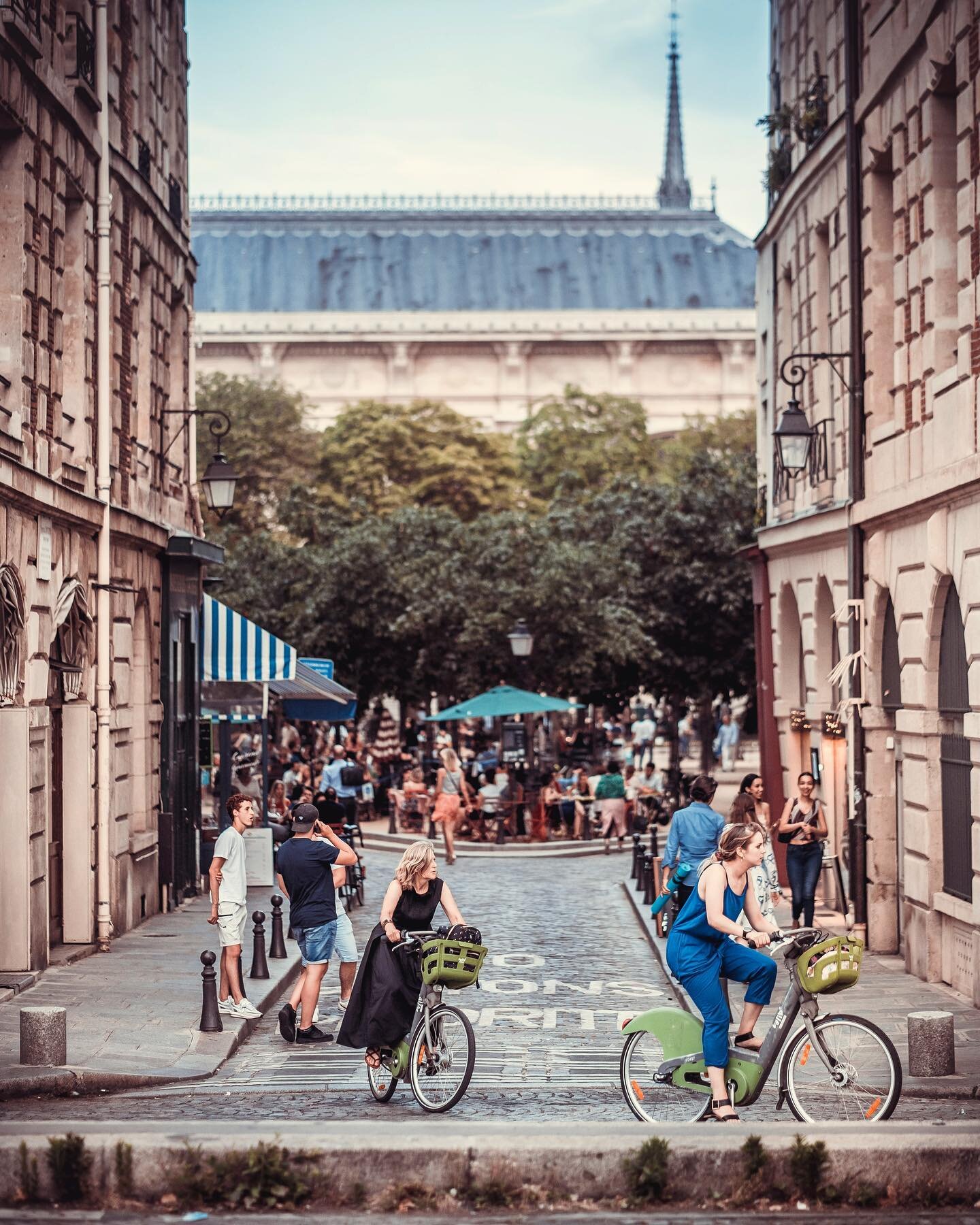 GOOD OLD DAYS IN PARIS 😌
🔹🔹🔹🔹🔹🔹🔹🔹🔹🔹
www.laurentderossi.com
🔵
⚪⁣
🔴⁣
#Paris #France #parismonamour #streetsvision #passionpassport #TasteinTravel #UrbanAndStreet #seemyparis #beautifuldestinations #super_france #parismaville #parisjetaime 